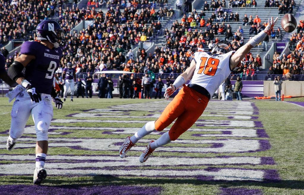 Illinois mengalahkan Northwestern 47-33 untuk layak buat pertama kalinya sejak 2011