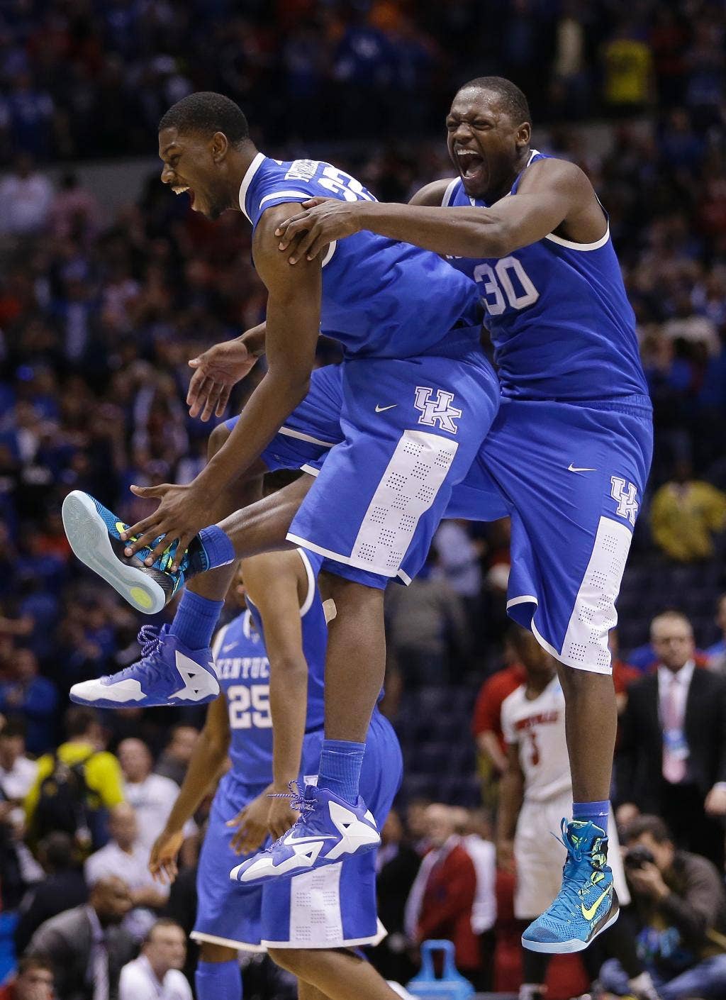 Kentucky, Michigan melakukan cukup untuk bertahan menghadapi tantangan di semifinal Regional Midwest