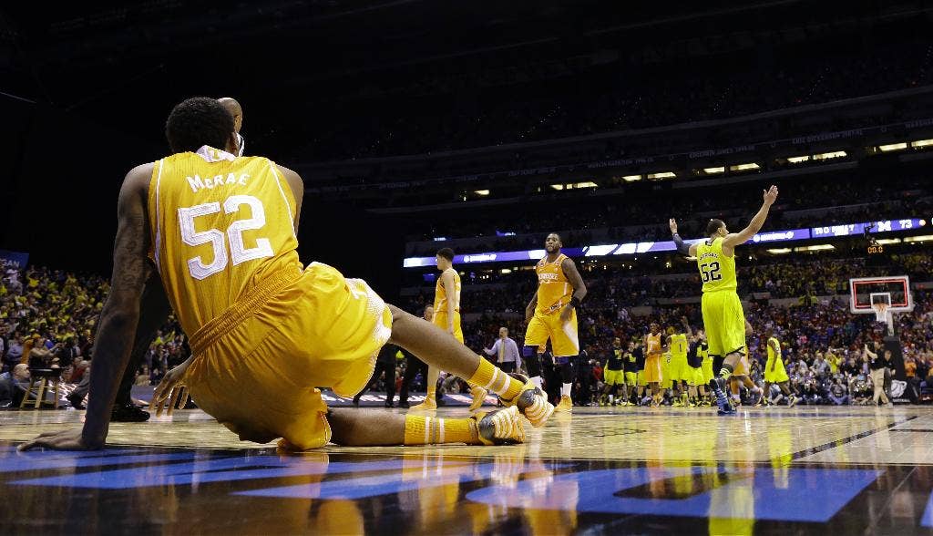 Michigan menghindari kehancuran total dengan bertahan hingga kemenangan 73-71 atas Tennessee di Midwest