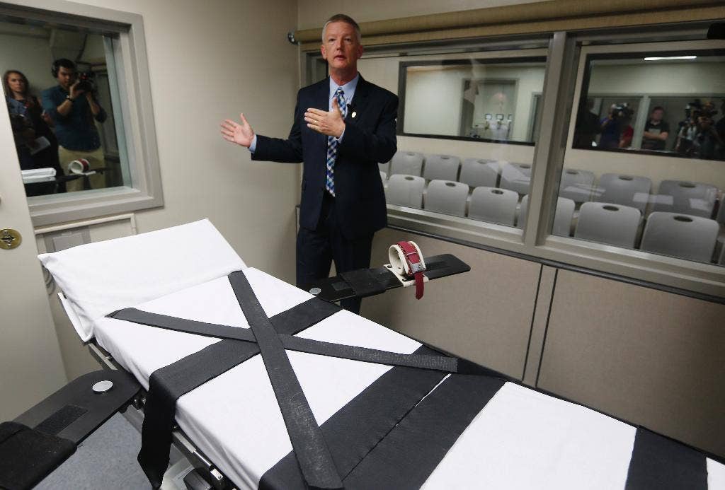Oklahoma prison officials unveil newly renovated death chamber; costs
