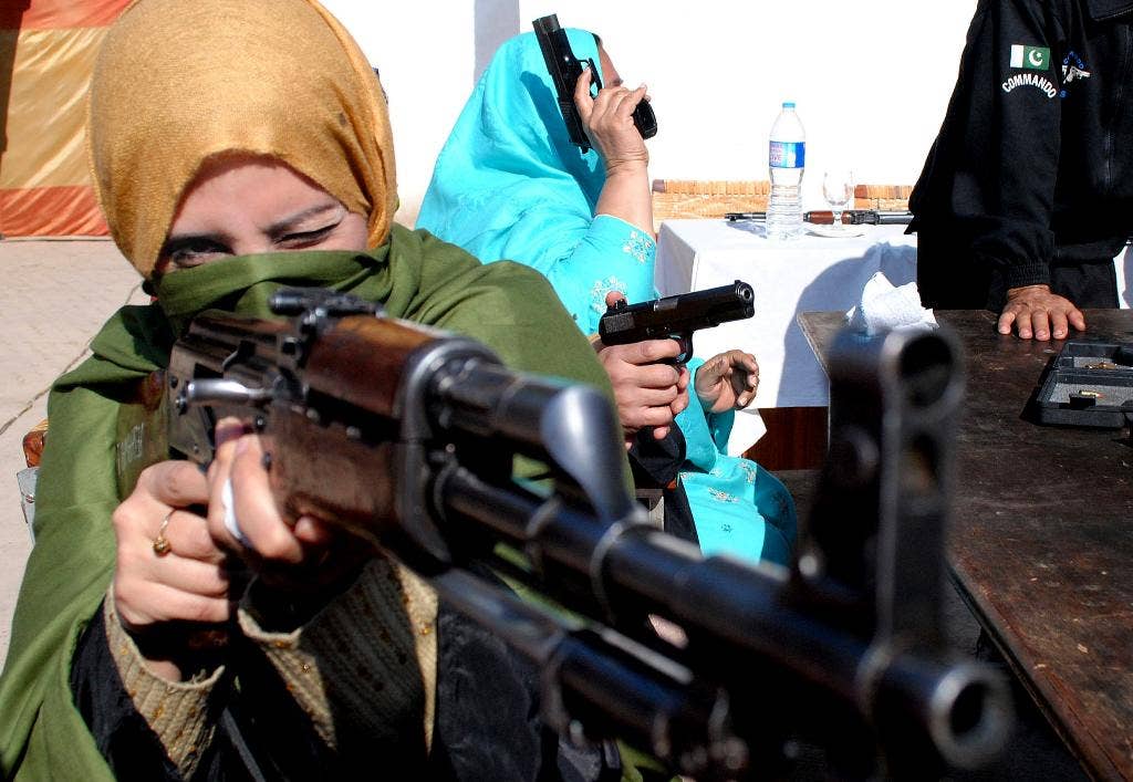 ‘Kita sedang berperang’: Guru-guru di Pakistan belajar membawa dan menembakkan pistol setelah pembantaian di sekolah Peshawar