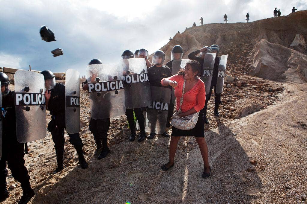 Mesin pertambangan ilegal dihancurkan ketika pasukan keamanan Peru memulai tindakan keras di kawasan hutan