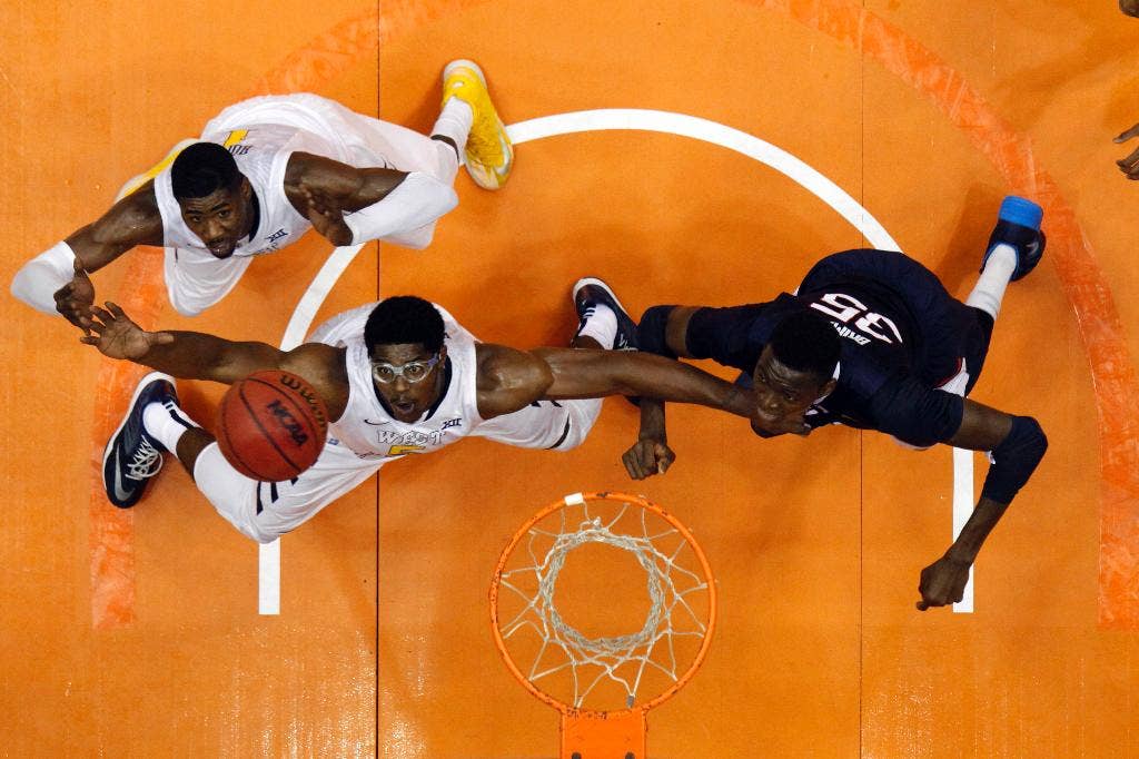 Virginia Barat mengklaim judul tip-off Puerto Rico 78-68 pada no. 17 Connecticut