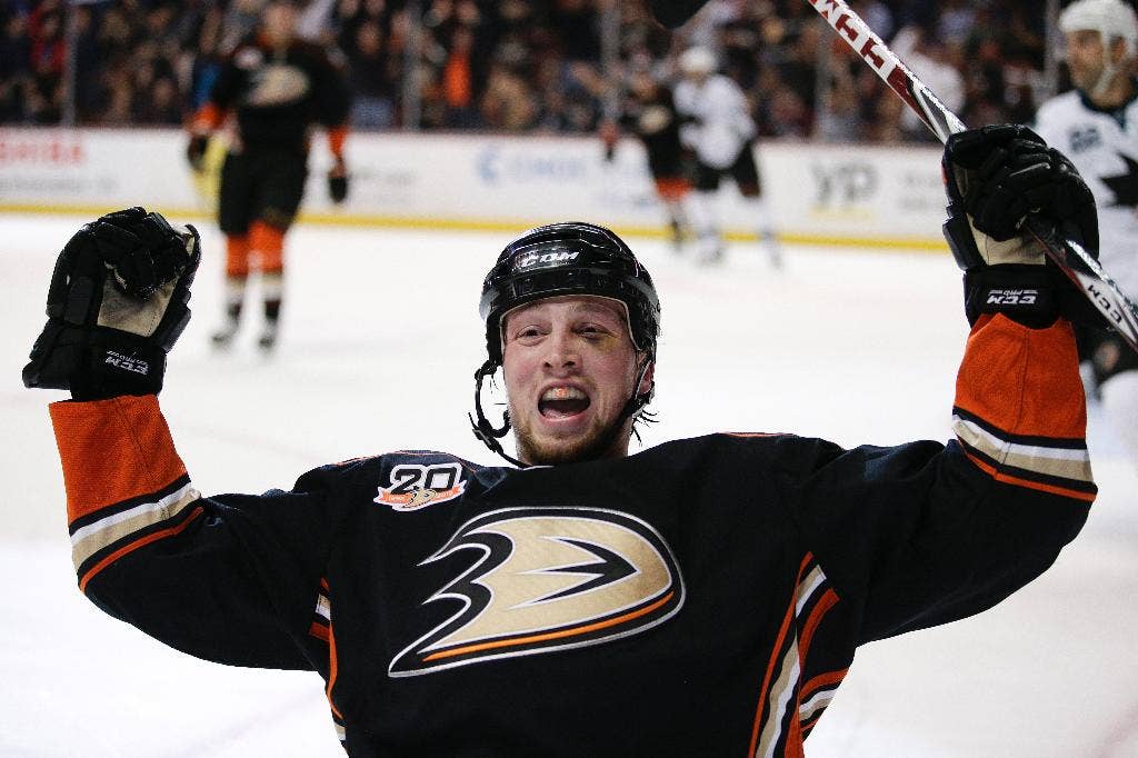 Anaheim Ducks mengalahkan San Jose Sharks 5-2 untuk merebut gelar Divisi Pasifik ke-2 berturut-turut