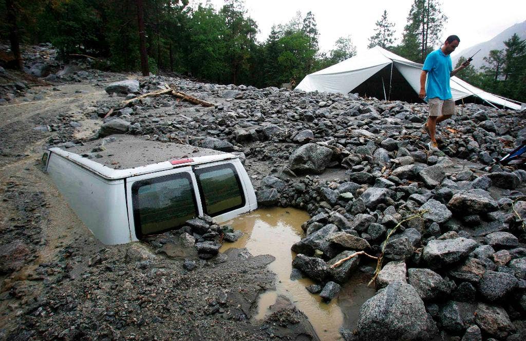 Crews clearing debris, trying to reach 2,500 stranded by Southern ...