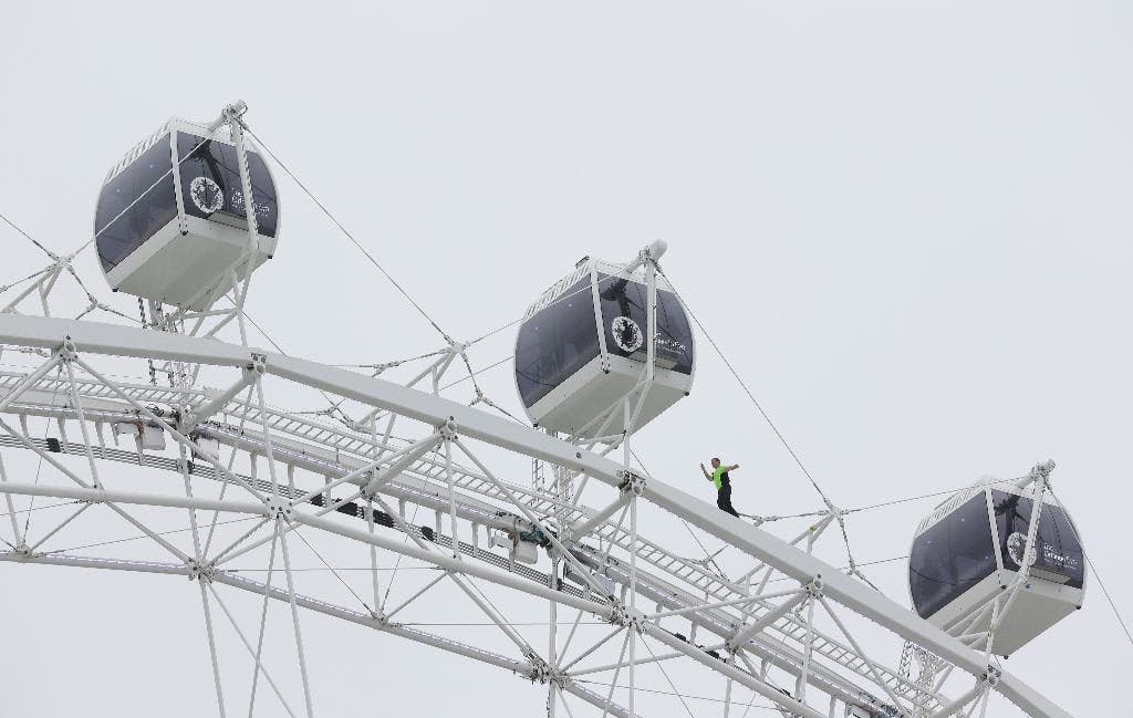 Aksi terbaru Nik Wallenda: Pemberani berjalan melintasi bianglala raksasa yang berputar di Florida