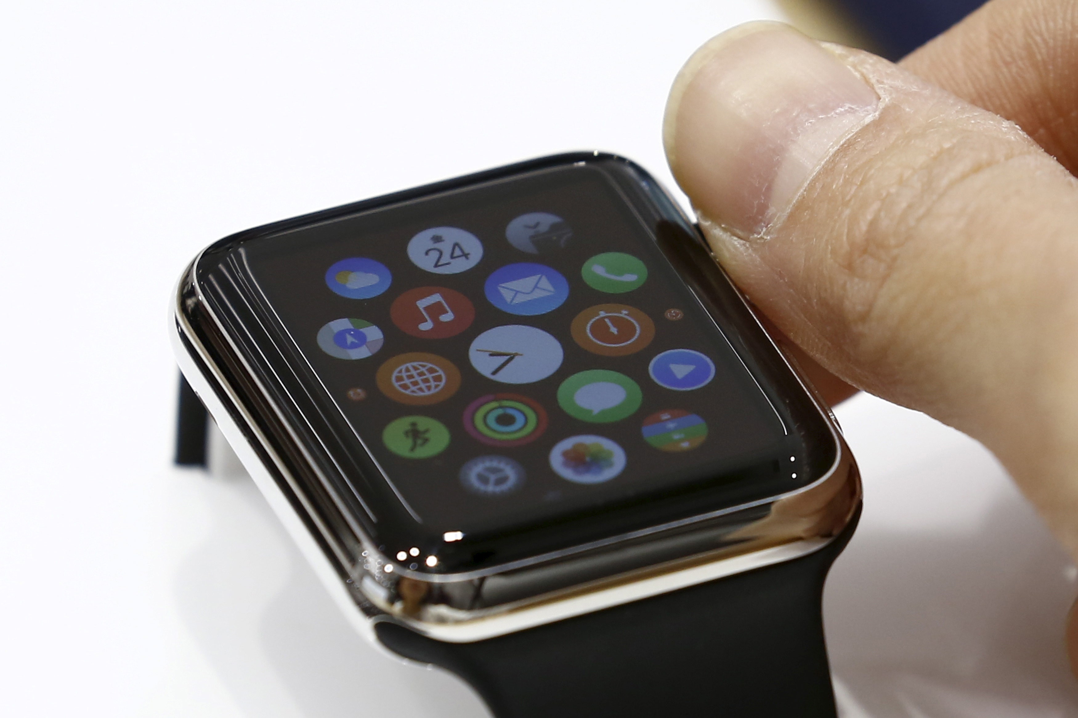 Apple Watch banned from UK cabinet meetings over hacker fears | Fox News