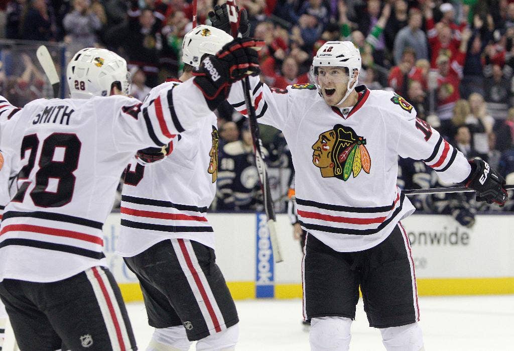 Gol Ben Smith dengan 3,7 detik atas sisa dorongan Blackhawks melewati Blue Jackets, 4-3