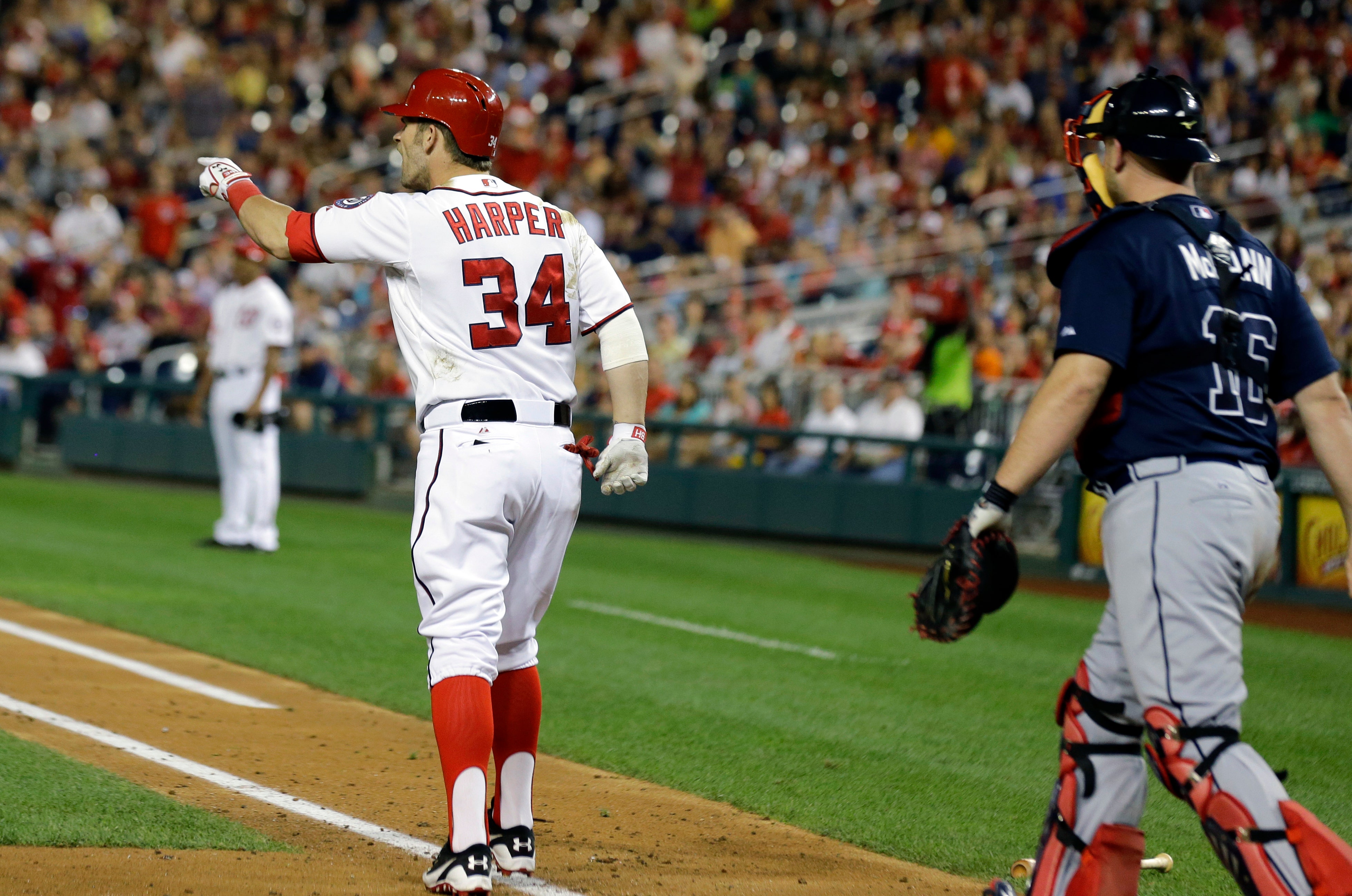 Jason Heyward leaves the Braves' 12th consecutive victory with a