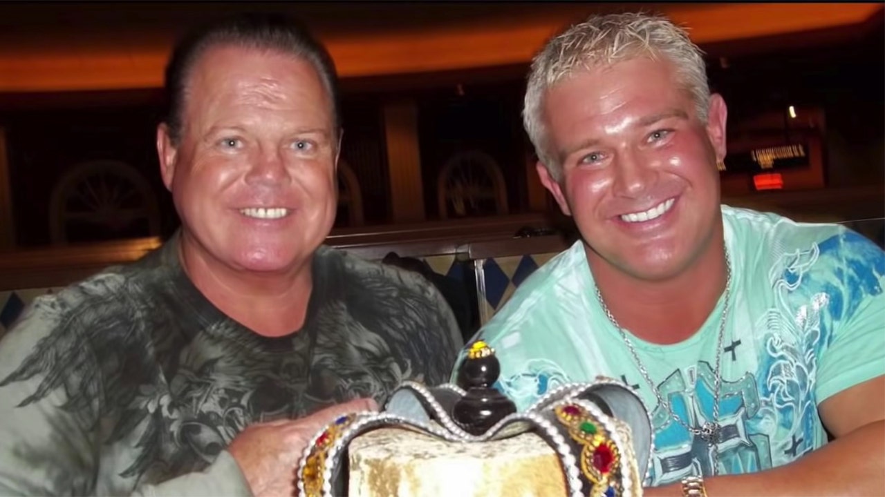 WWE star Jerry Lawler pays 'ring gear' homage to son Brian - BBC News