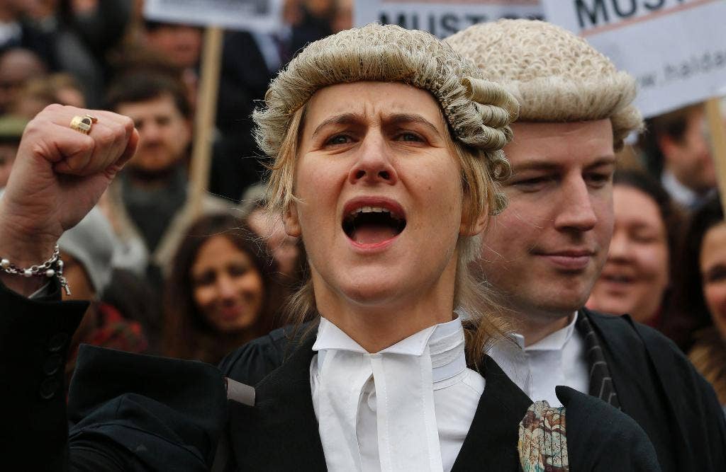 Wig Wearing British Lawyers Swap Courtrooms For Street Protest Over   Britain Lawyers Protest 1 