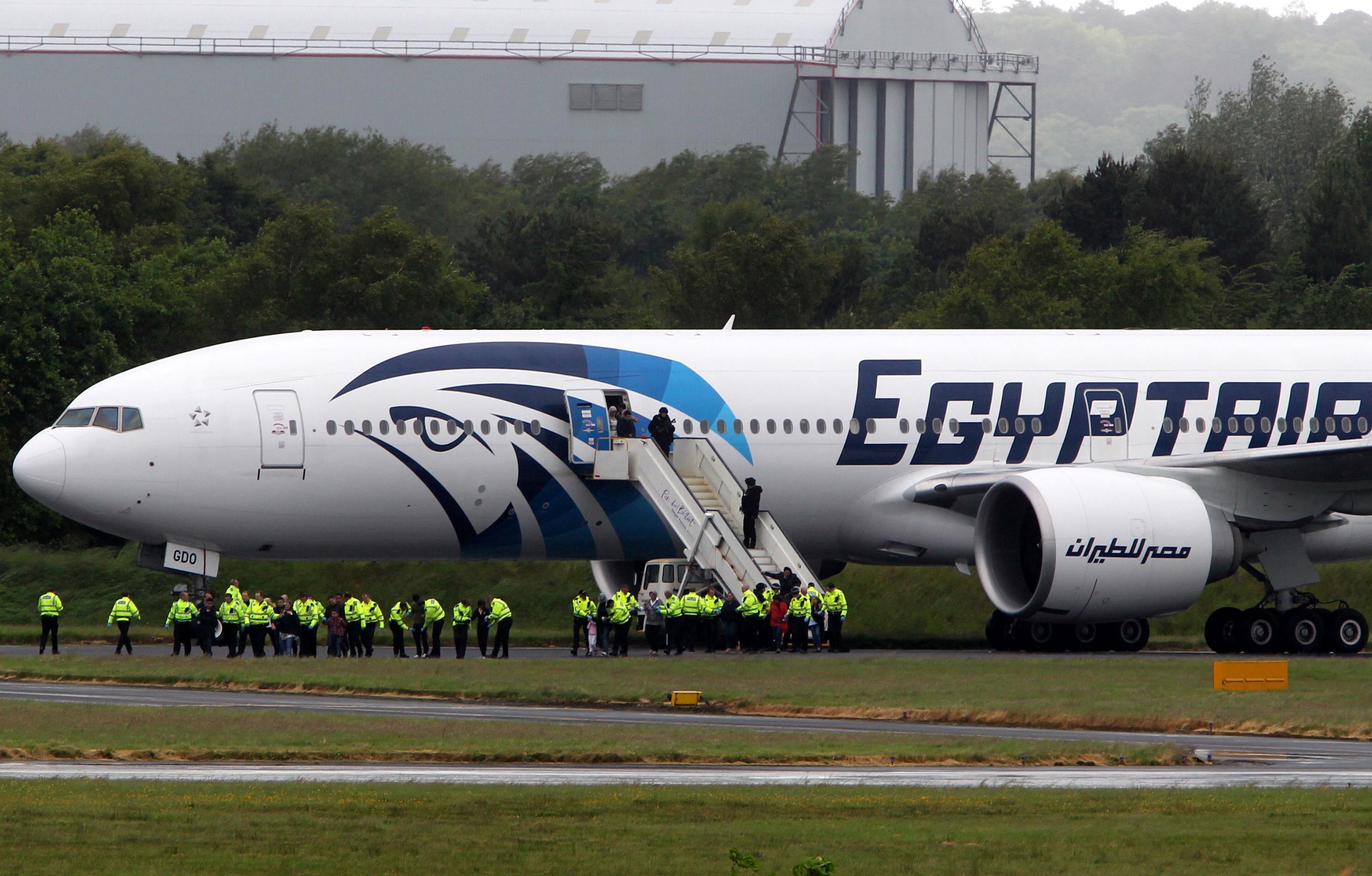 Plane to paris. Самолет Egypt Air 804. Egypt Air Pilots.