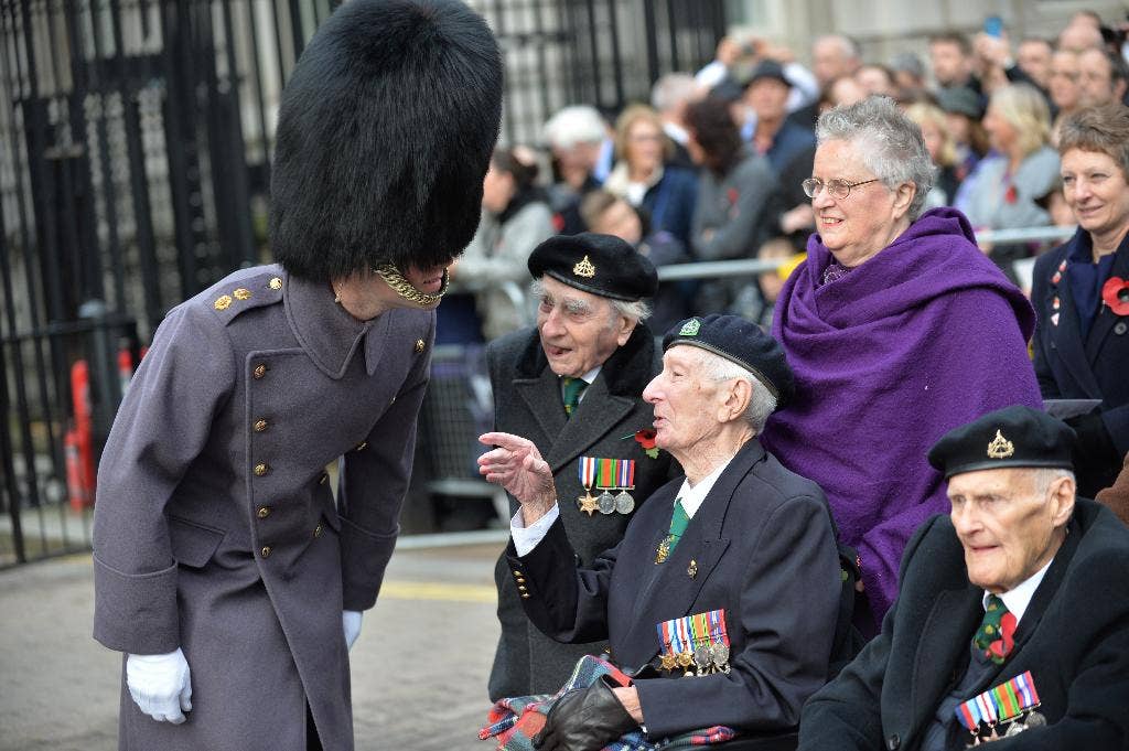 Britain's Queen Elizabeth II leads annual Remembrance Sunday tribute to ...
