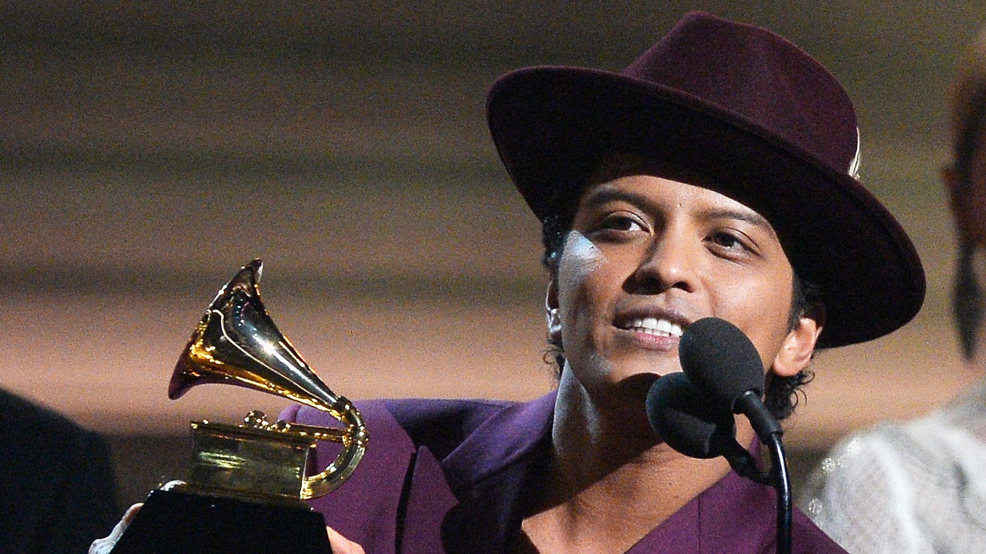 Bruno mars locked. Бруно Марс свадьба. Бруно Марс на студии звукозаписи.