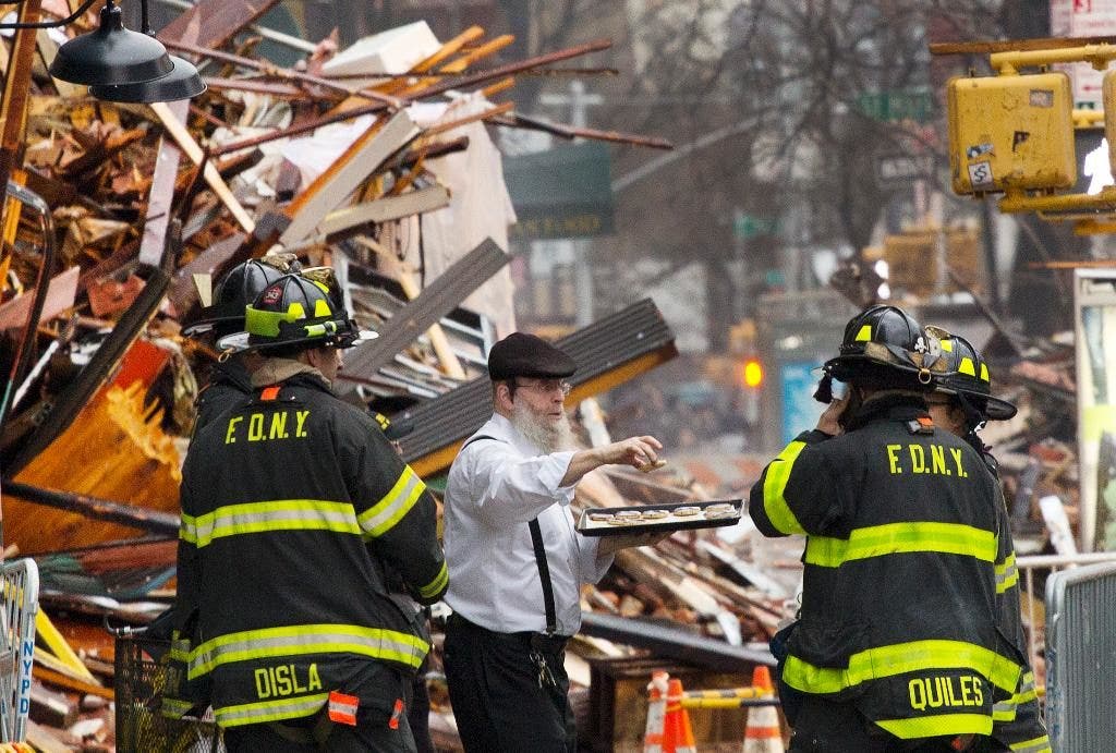 Harapan meredup saat petugas penyelamat mencari setidaknya 2 orang hilang setelah ledakan gedung tingkat 3 di NYC