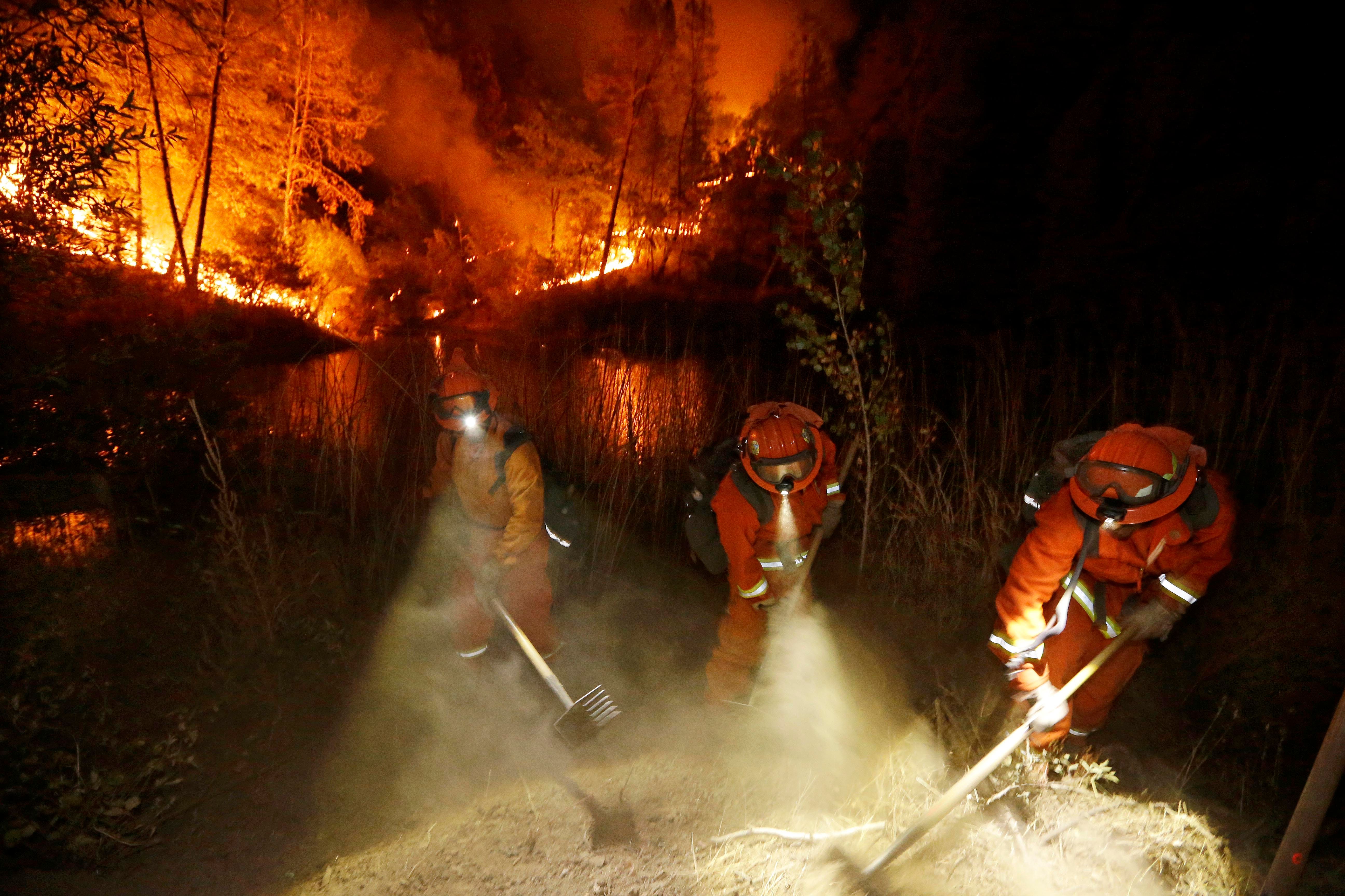 Kebakaran hutan California menghancurkan ratusan rumah, menewaskan satu orang