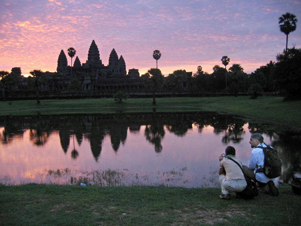 Wisatawan yang berpose telanjang di kuil kuno Kamboja membuat diri mereka marah dan dideportasi