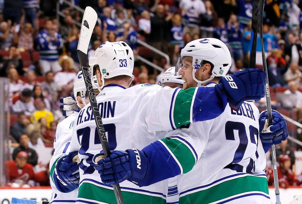 Edler mendapat keberuntungan dan mencetak gol di menit-menit akhir untuk Canucks dalam kemenangan 3-1 atas Coyotes