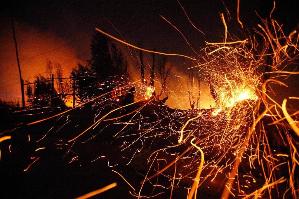 Valparaiso bersejarah Chili dalam api; 12 Mati; 2.000 rumah hancur; 10.000 orang dievakuasi