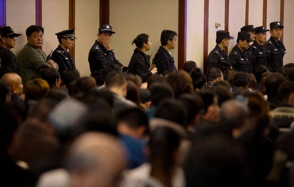 China retak pada anggota keluarga penumpang yang hilang, gereja dan bentuk masyarakat sipil lainnya