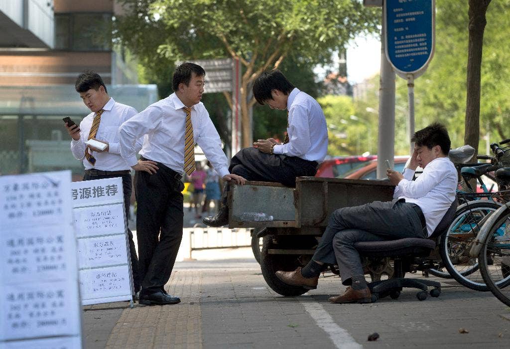 Pikirkan di pasar perumahan China, mesin booming ekonomi, percikan ketakutan akan pertumbuhan, bank