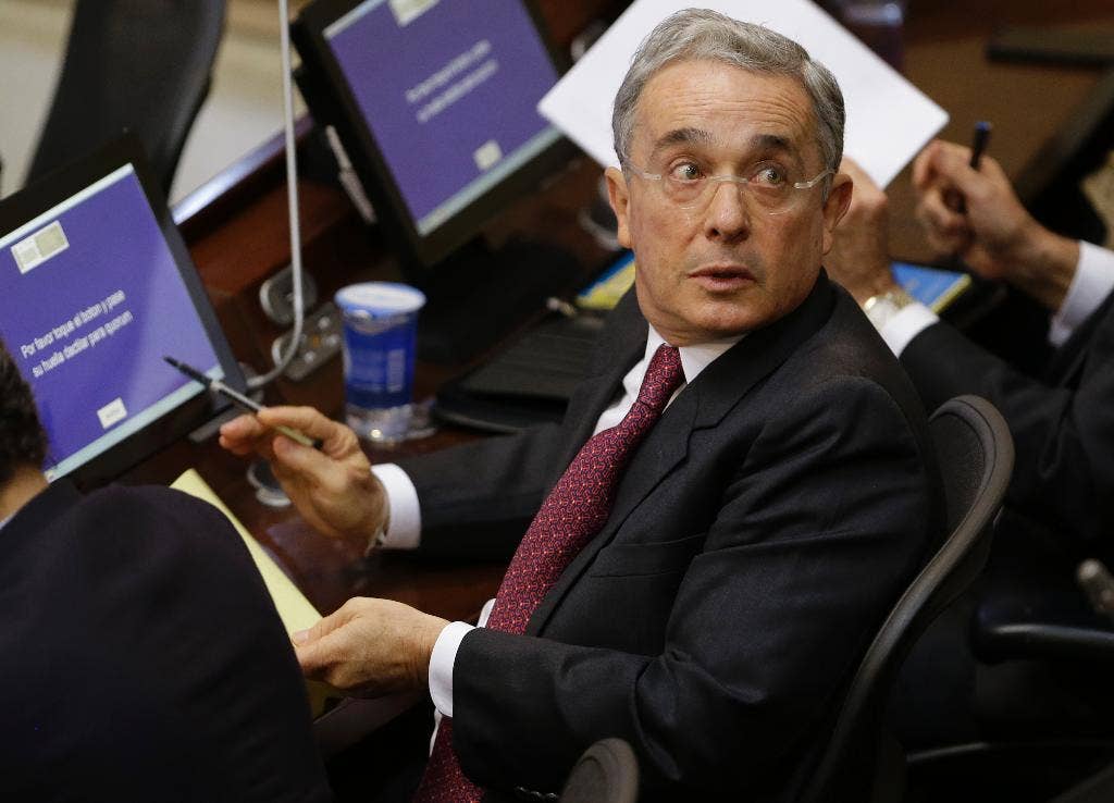 Mantan Presiden Uribe Kolombia dipanggang oleh anggota parlemen atas dugaan hubungan dengan milisi sayap kanan