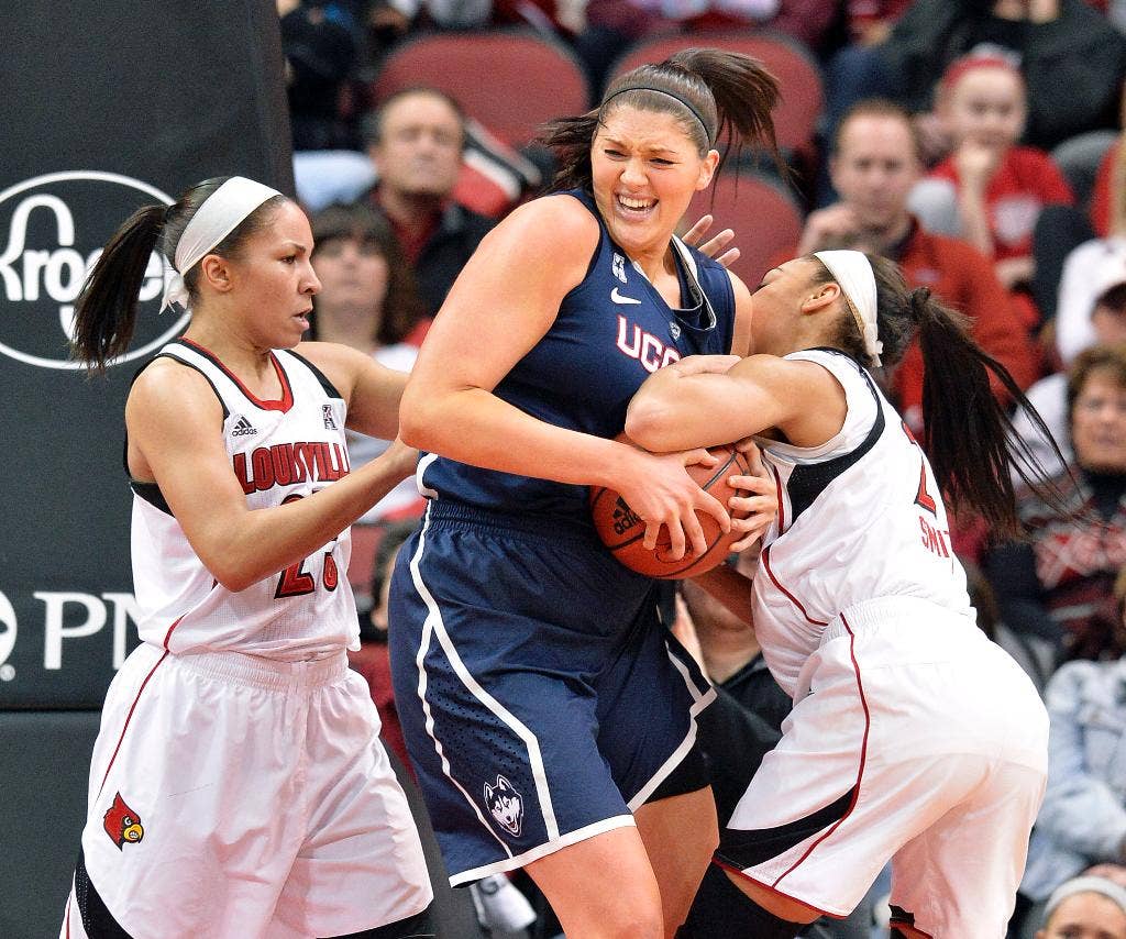 Double-double assist Breanna Stewart no. 1 UConn ke no. 3 Louisville, 68-48