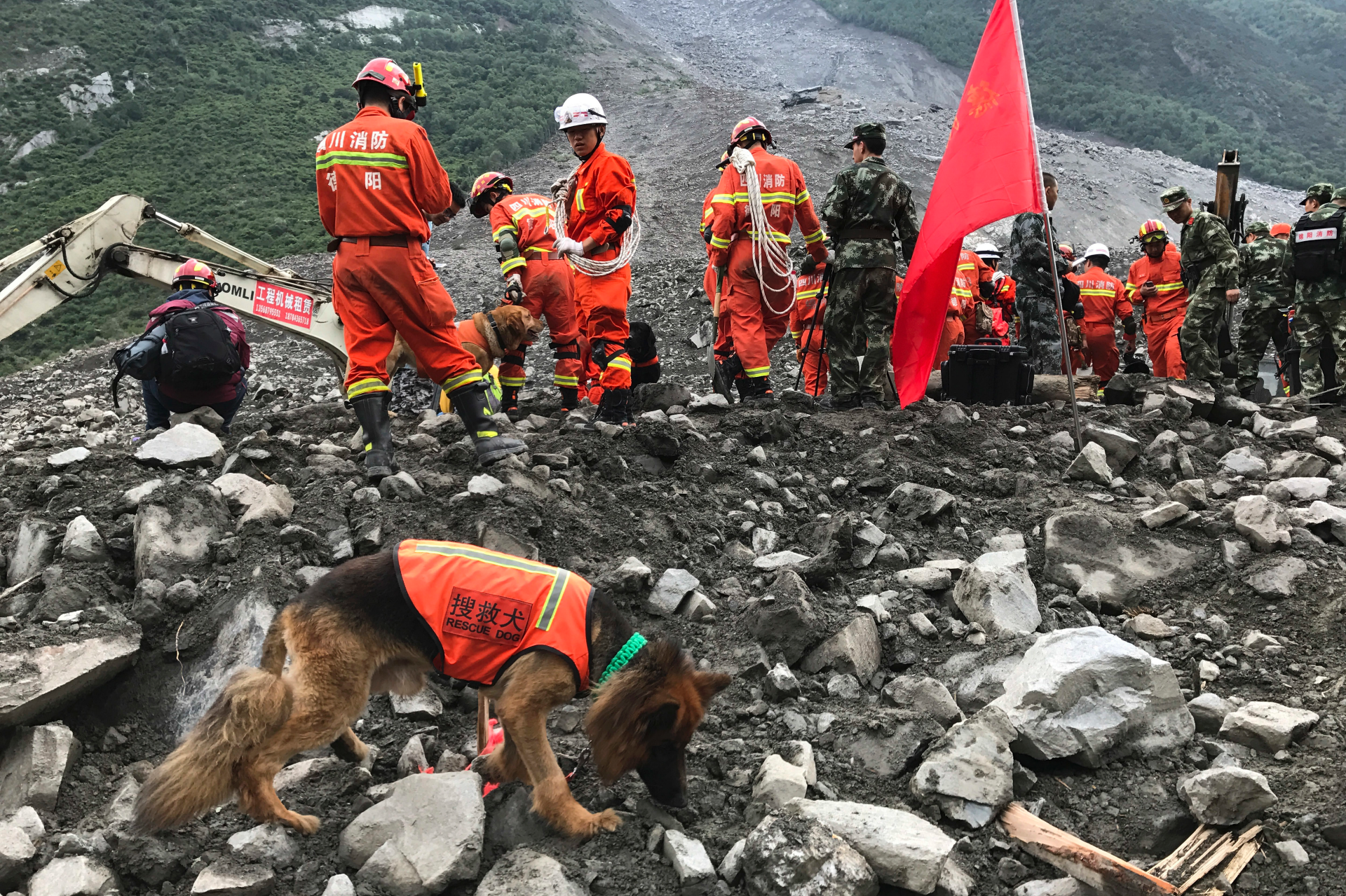 10 mayat ditemukan setelah tanah longsor mengubur sejumlah besar orang di Tiongkok