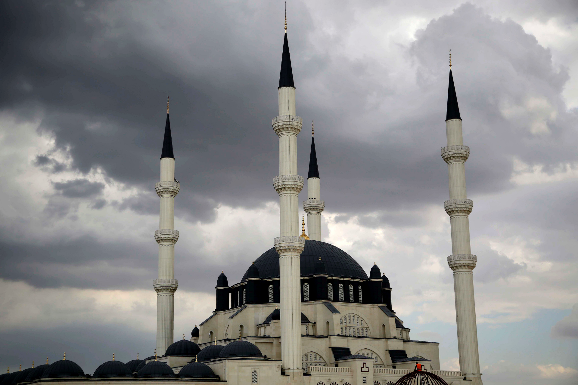 Warga Siprus Turki terpecah belah karena kebangkitan Islam di Siprus Utara