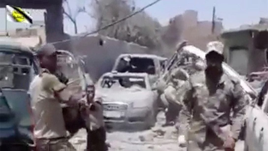 Video nampaknya menunjukkan pasukan Irak membunuh tahanan Mosul