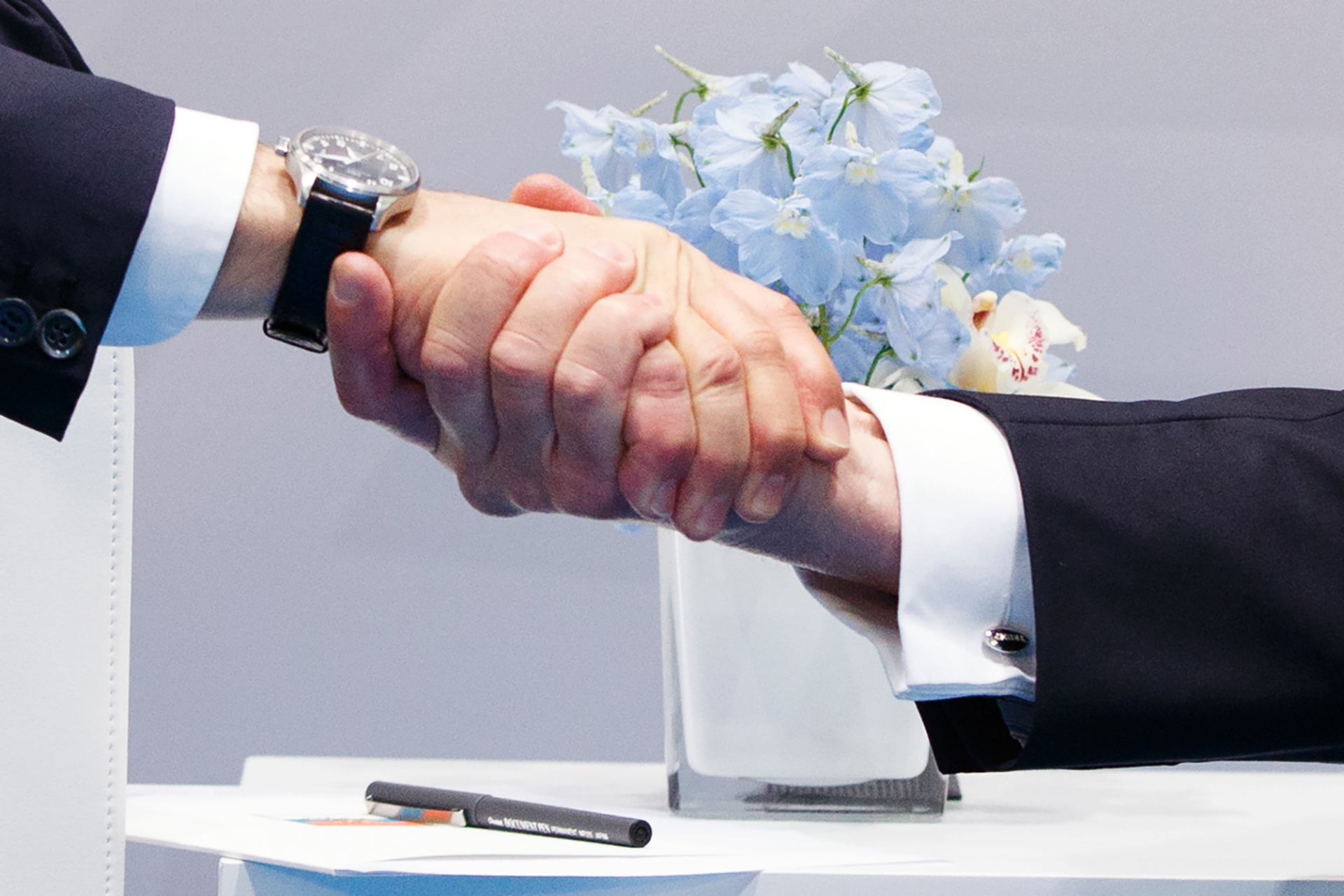 Bagi Trump dan Putin, jabat tangan yang hangat dan pertemuan yang panjang