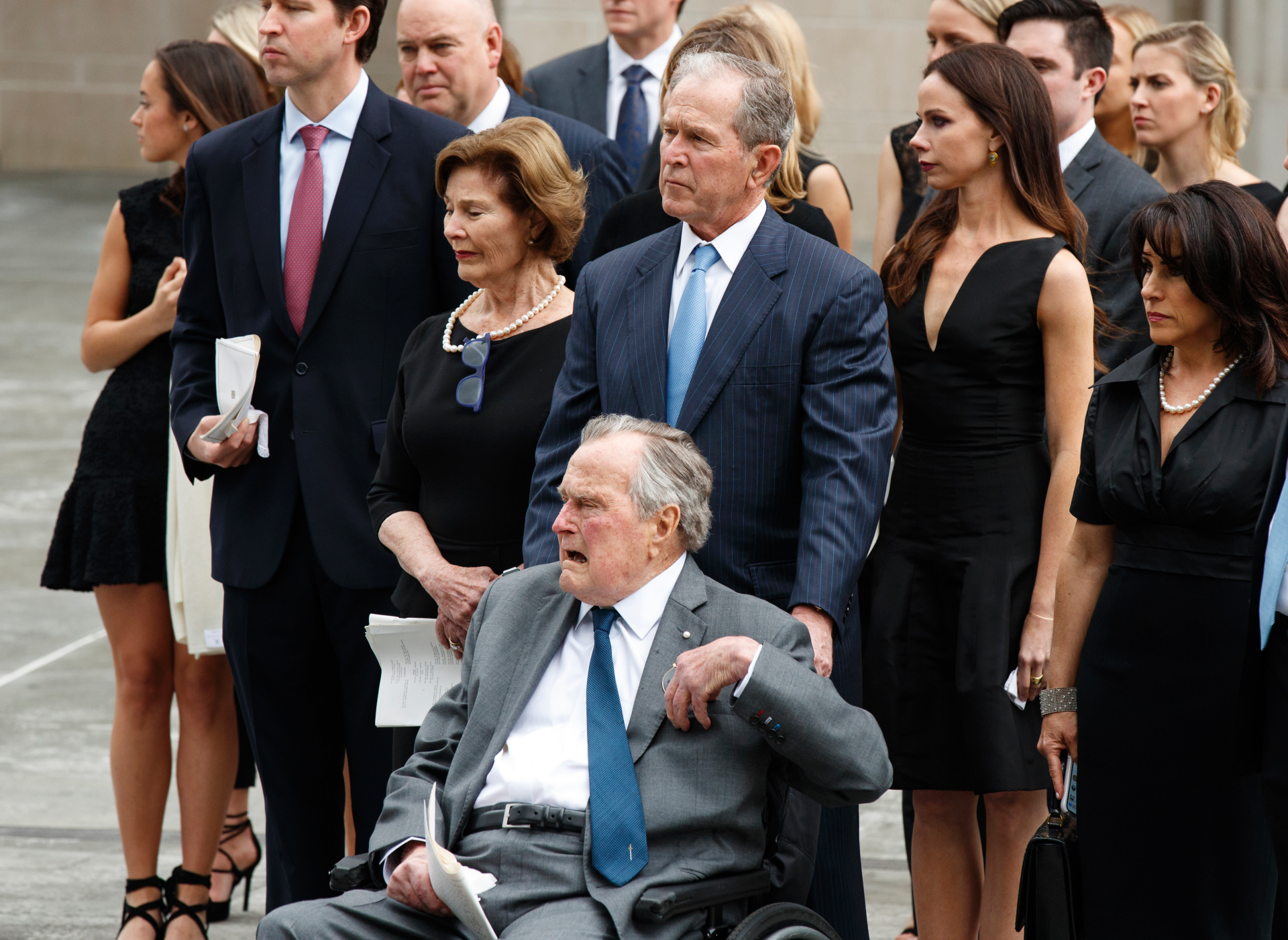 Жена буша старшего. Джордж Буш старший и младший. Буш старший и Буш младший. Barbara Bush (born 1981). Джордж Буш младший с семьей.