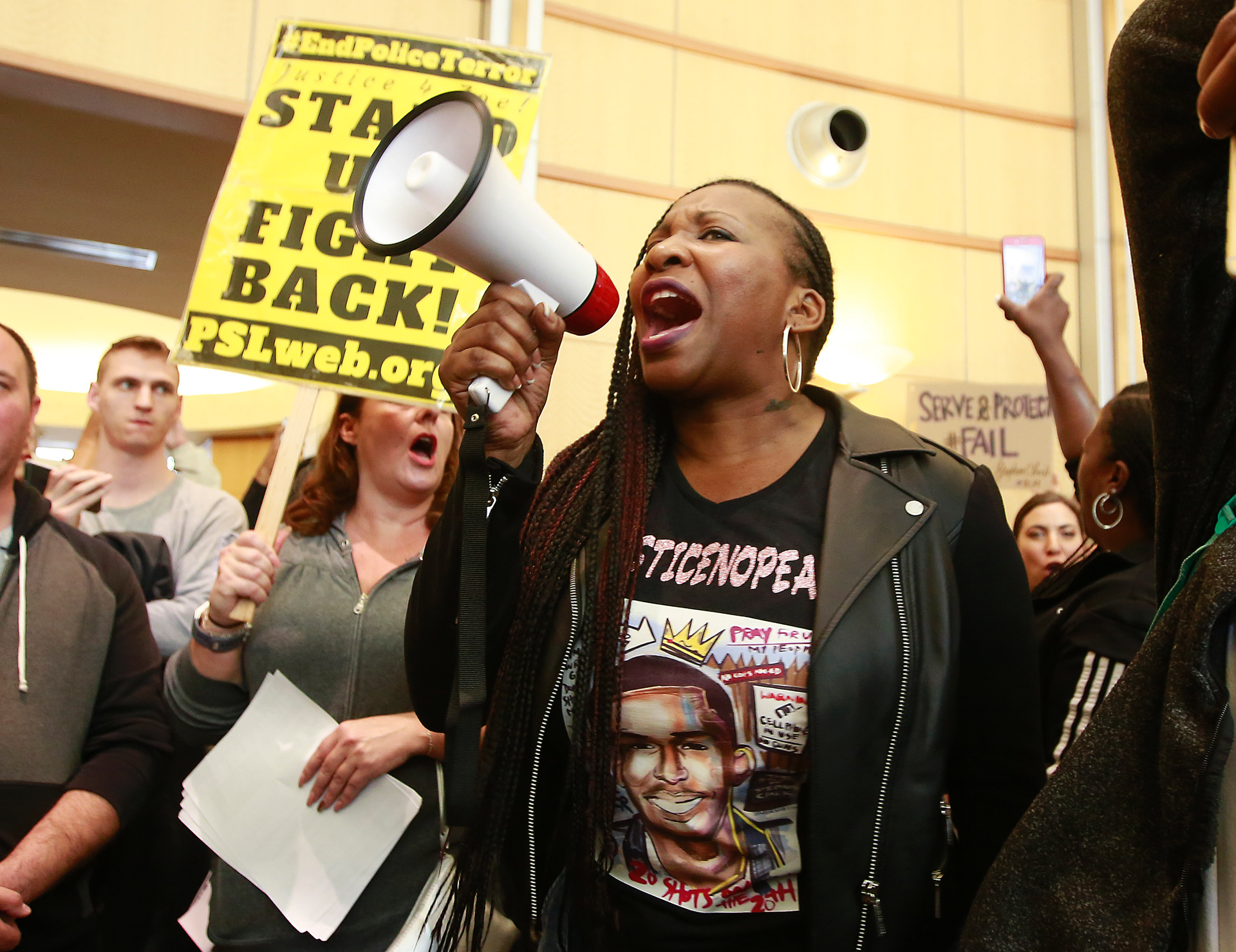 Protest over shooting of unarmed black man overtakes freeway | Fox News