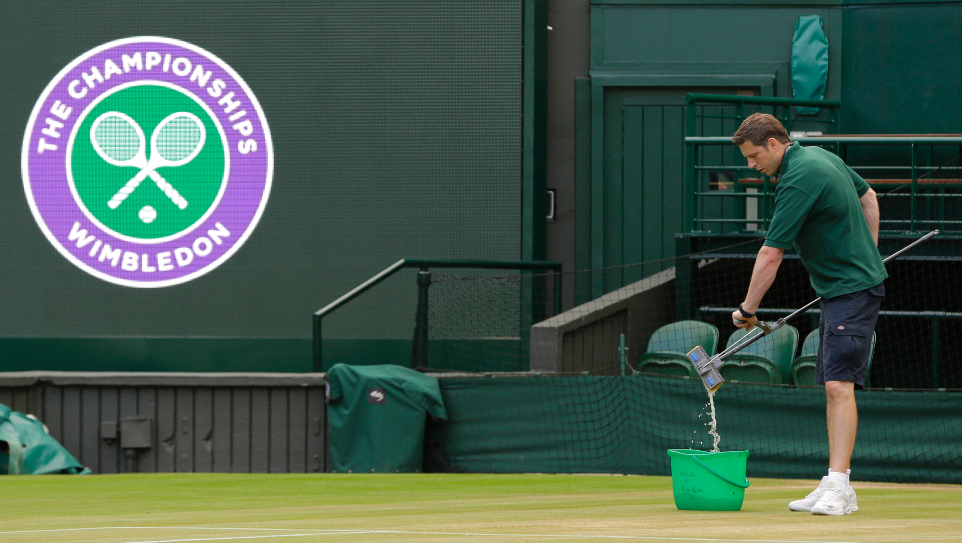 Setiap pagi mereka memotong rumput, mengecat, mengepel lapangan rumput Wimbledon