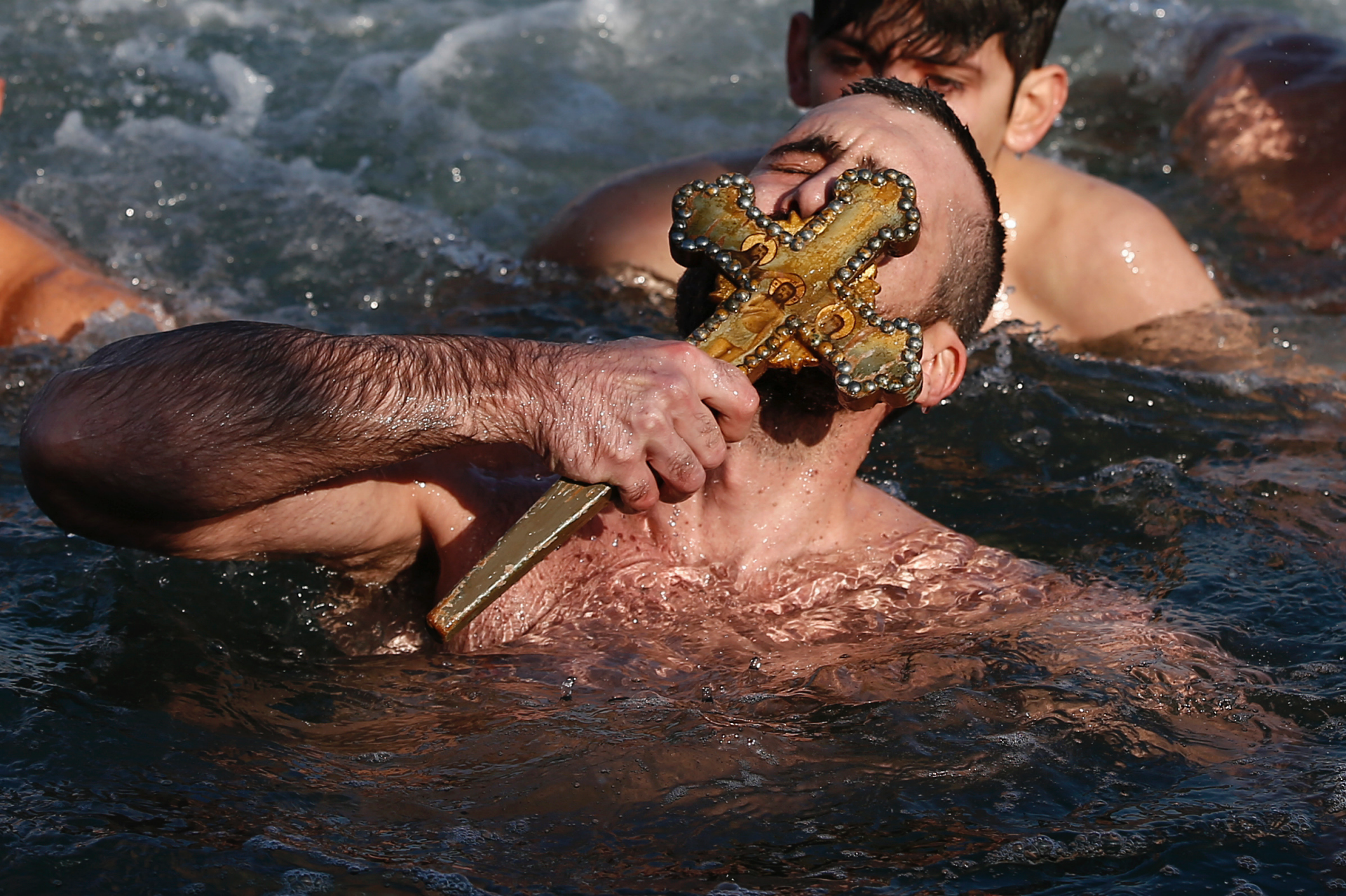 Yang terbaru: pencerahan pasar Ortodoks Yunani dengan berenang di Istanbul