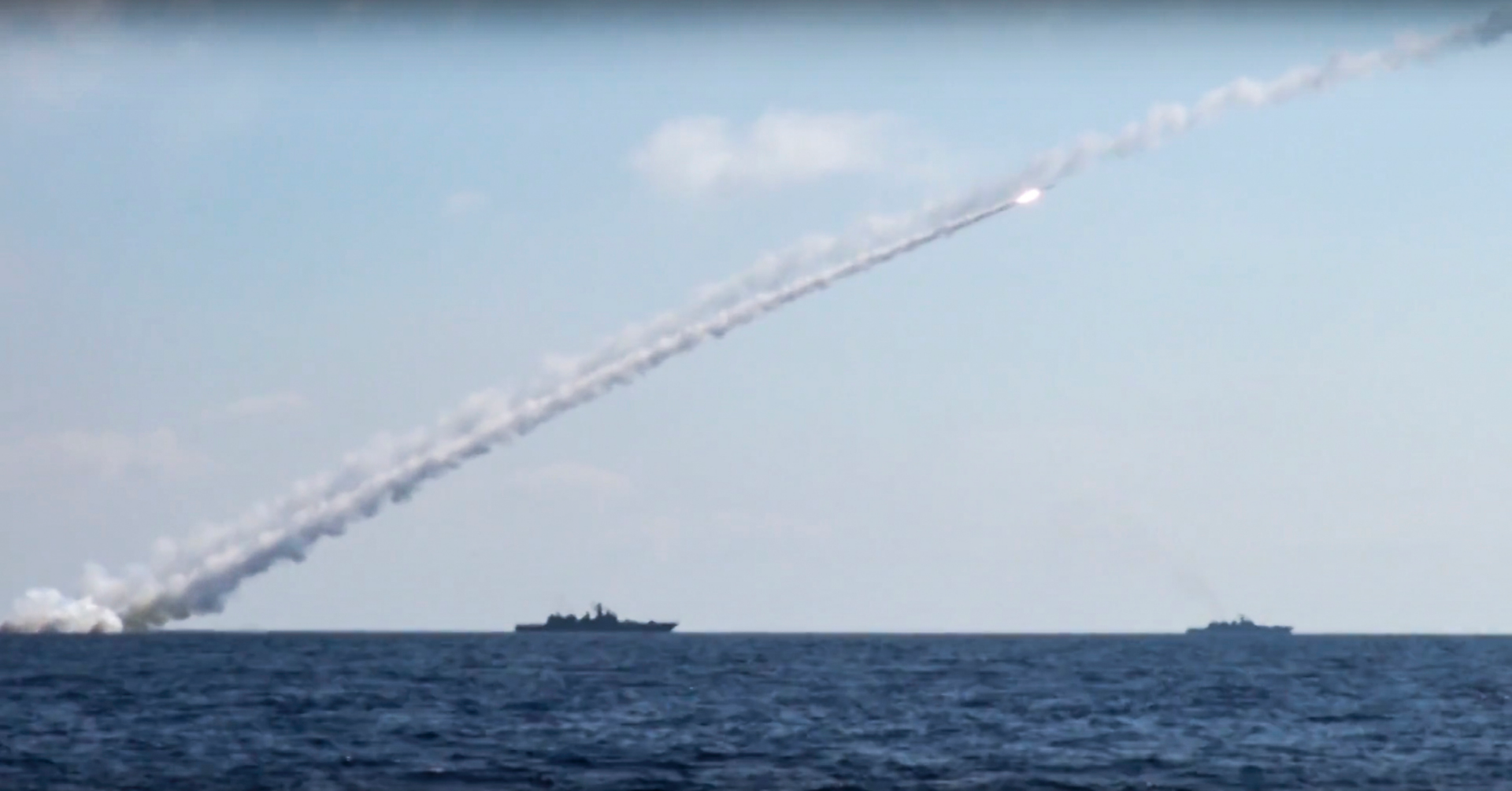 Rusia menembakkan rudal dari Mediterania ke ISIS di Suriah