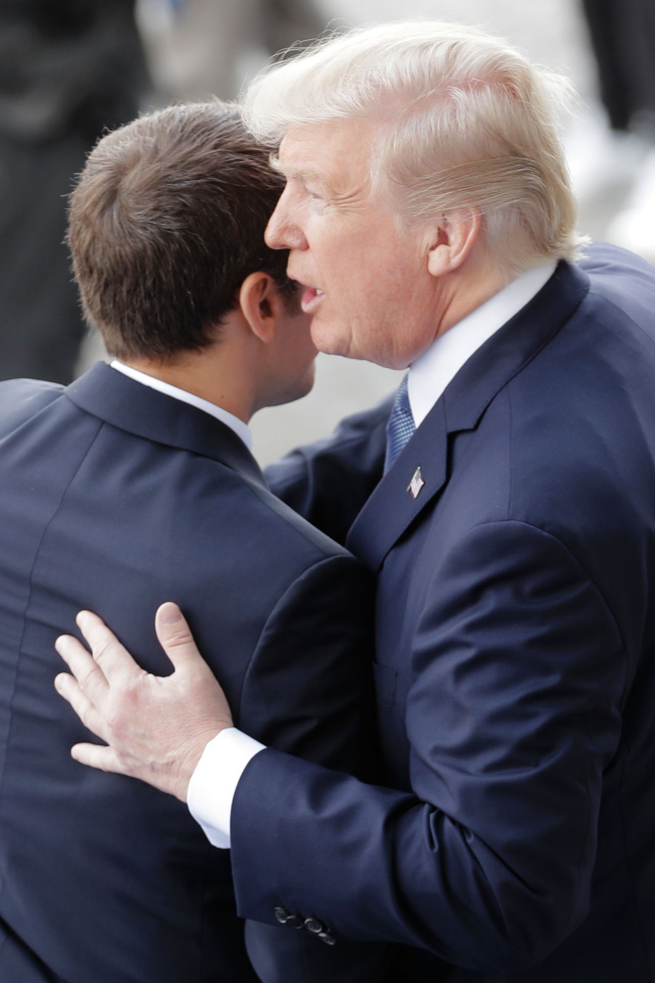 Yang terbaru: Trump mengatakan dia dan Macron membicarakan perdagangan dan militer