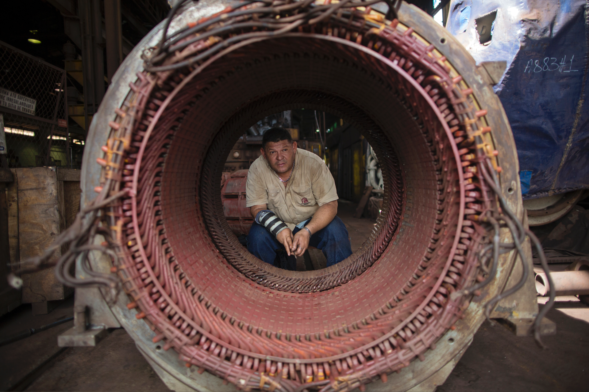 Venezuela yang dilanda krisis beralih ke pabrik-pabrik yang rusak untuk mencari harapan