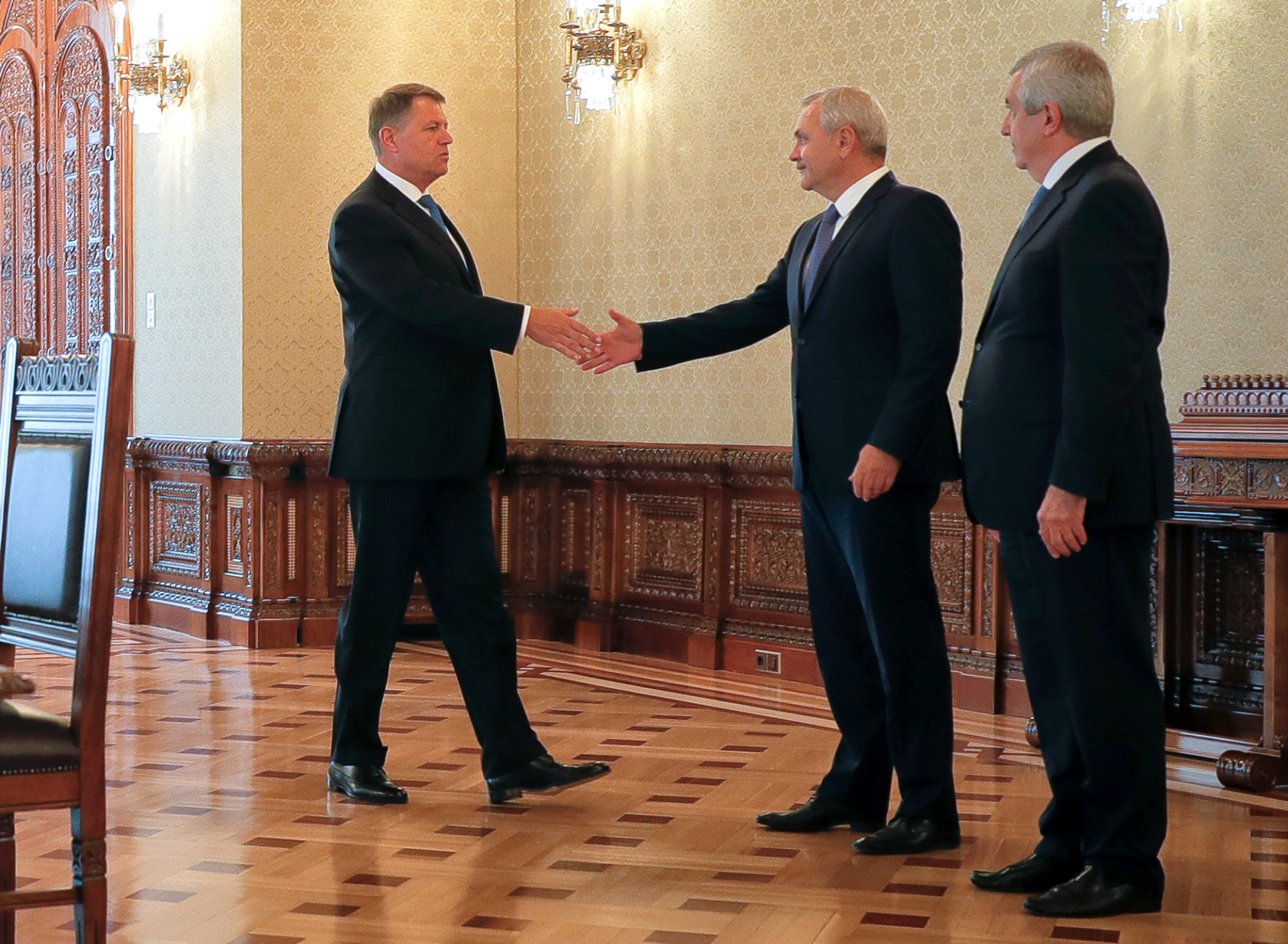 Presiden Rumania, ketua partai berkuasa sedang membicarakan perdana menteri baru