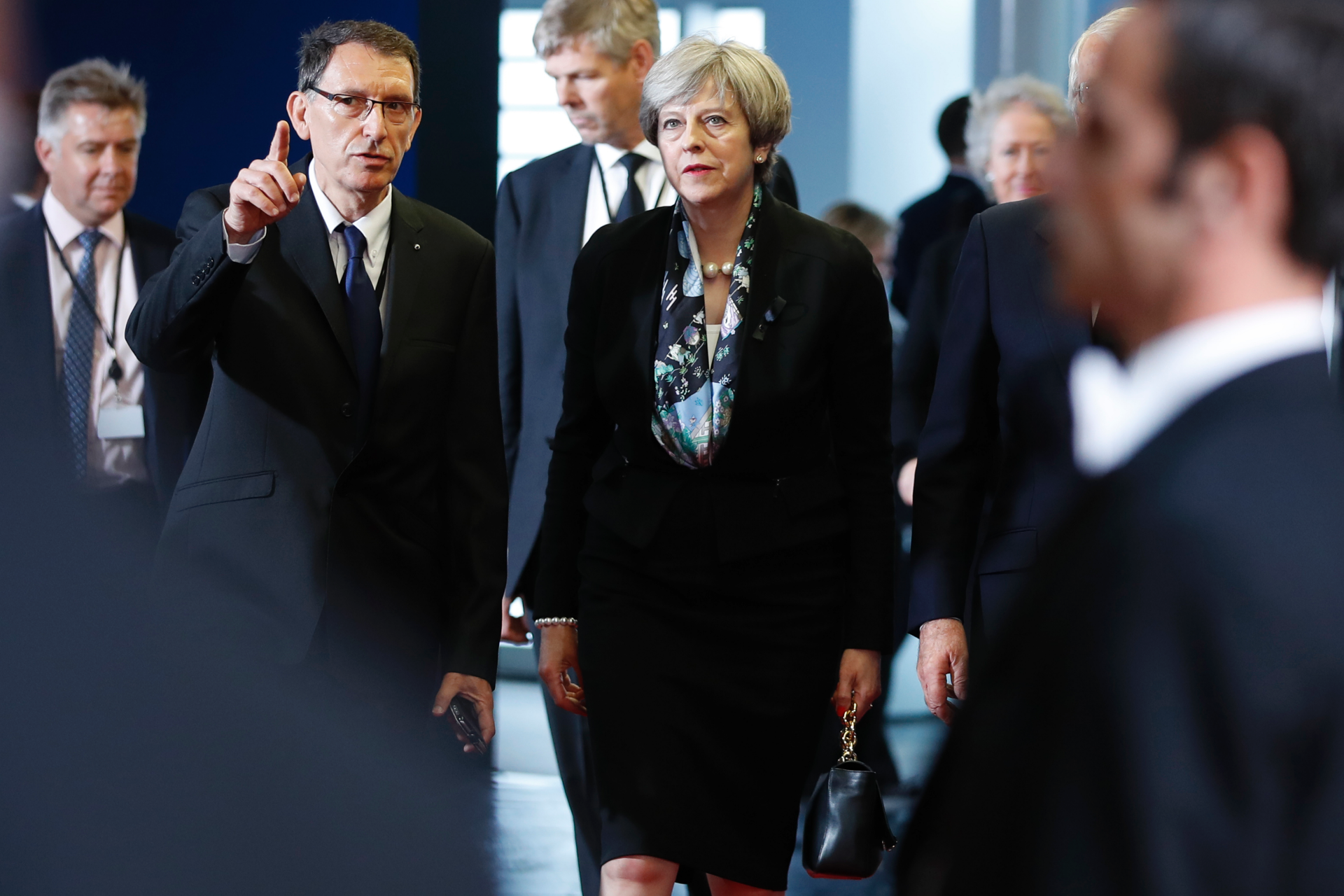 Inggris menolak permintaan untuk mengganti pejabat setelah kebakaran mematikan