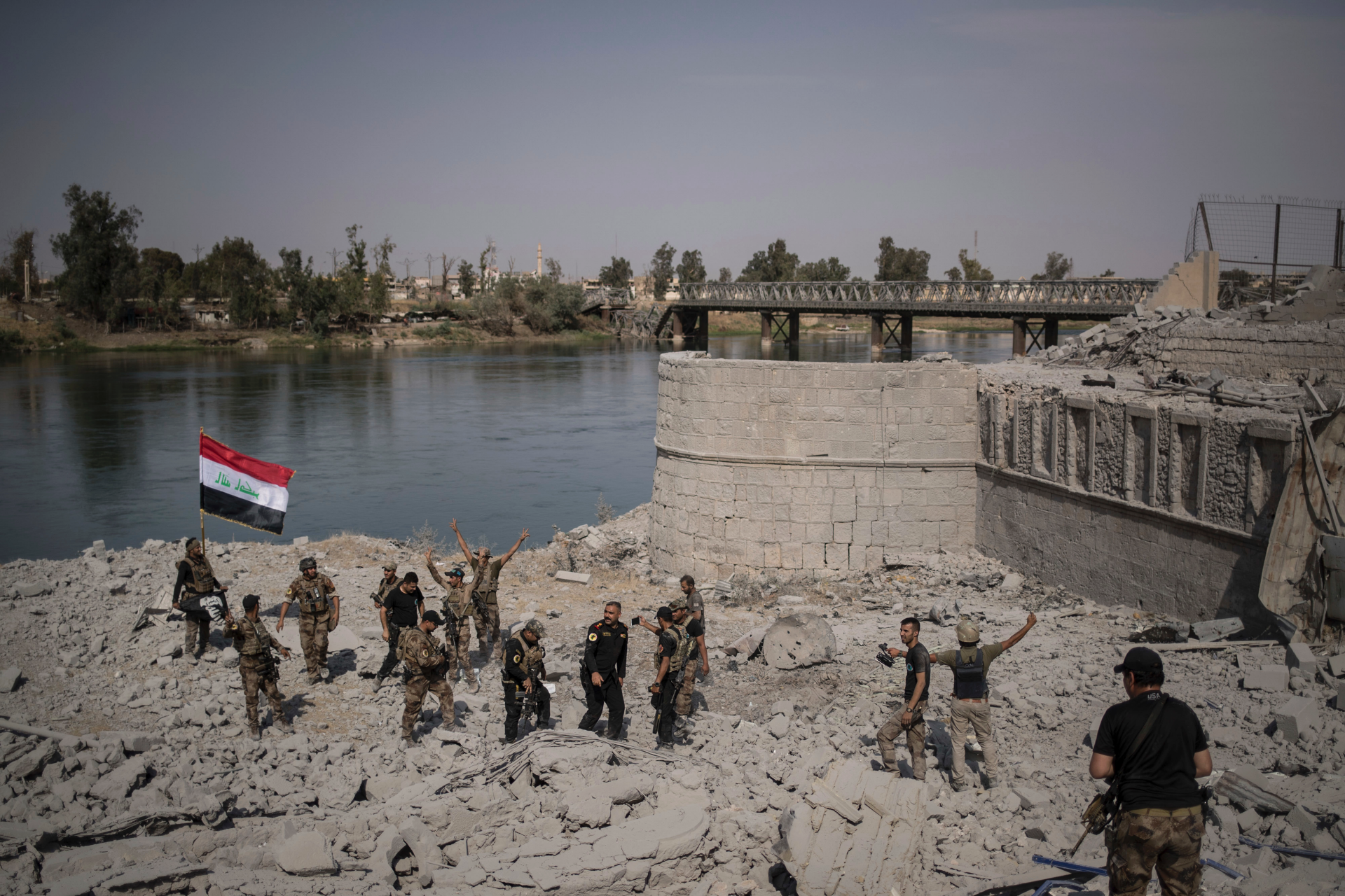 Pemimpin Irak mengucapkan selamat kepada pasukannya di Mosul; pertarungan berlanjut