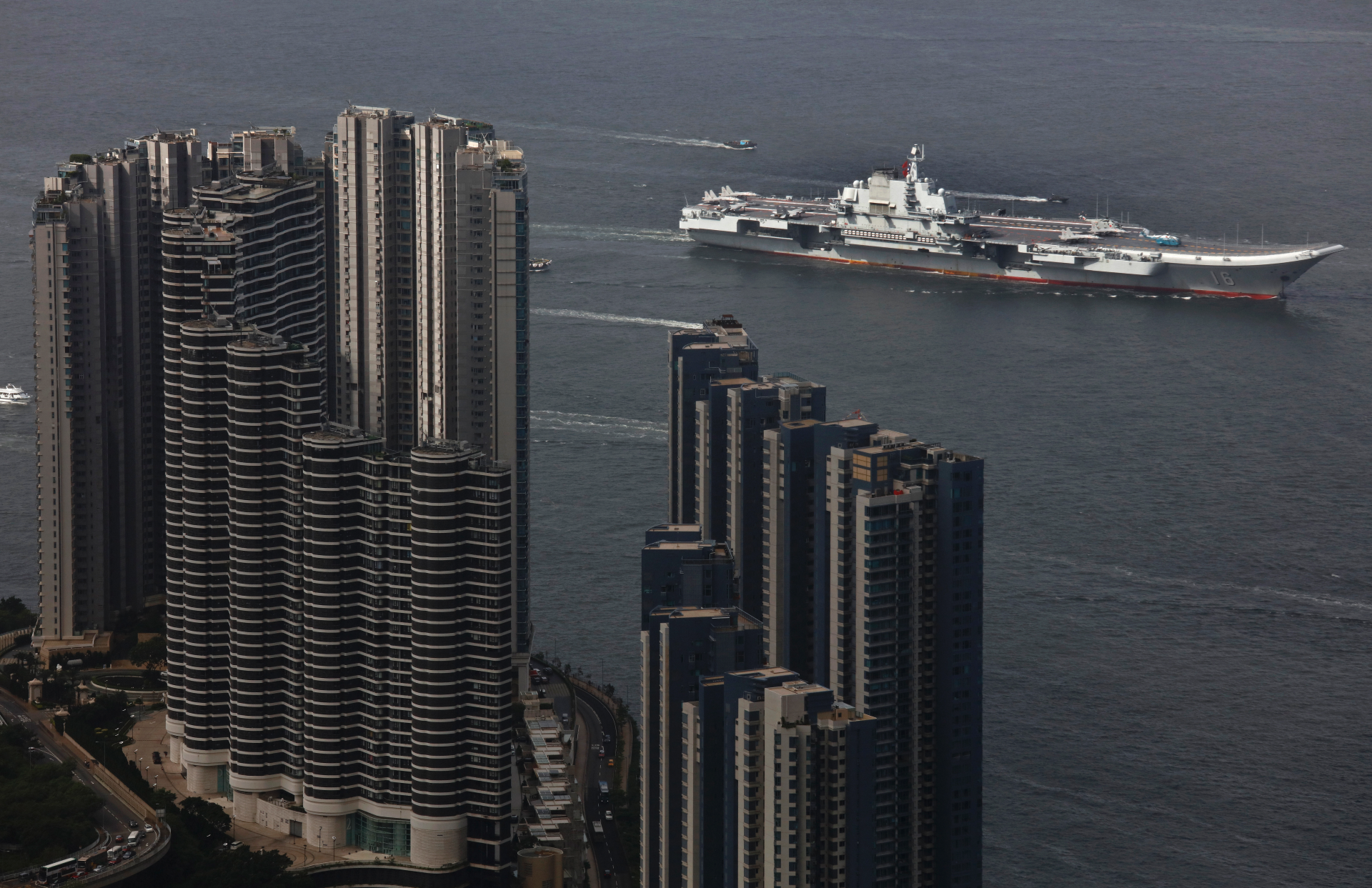 Kapal induk Tiongkok merayakan kunjungan pelabuhan Hong Kong