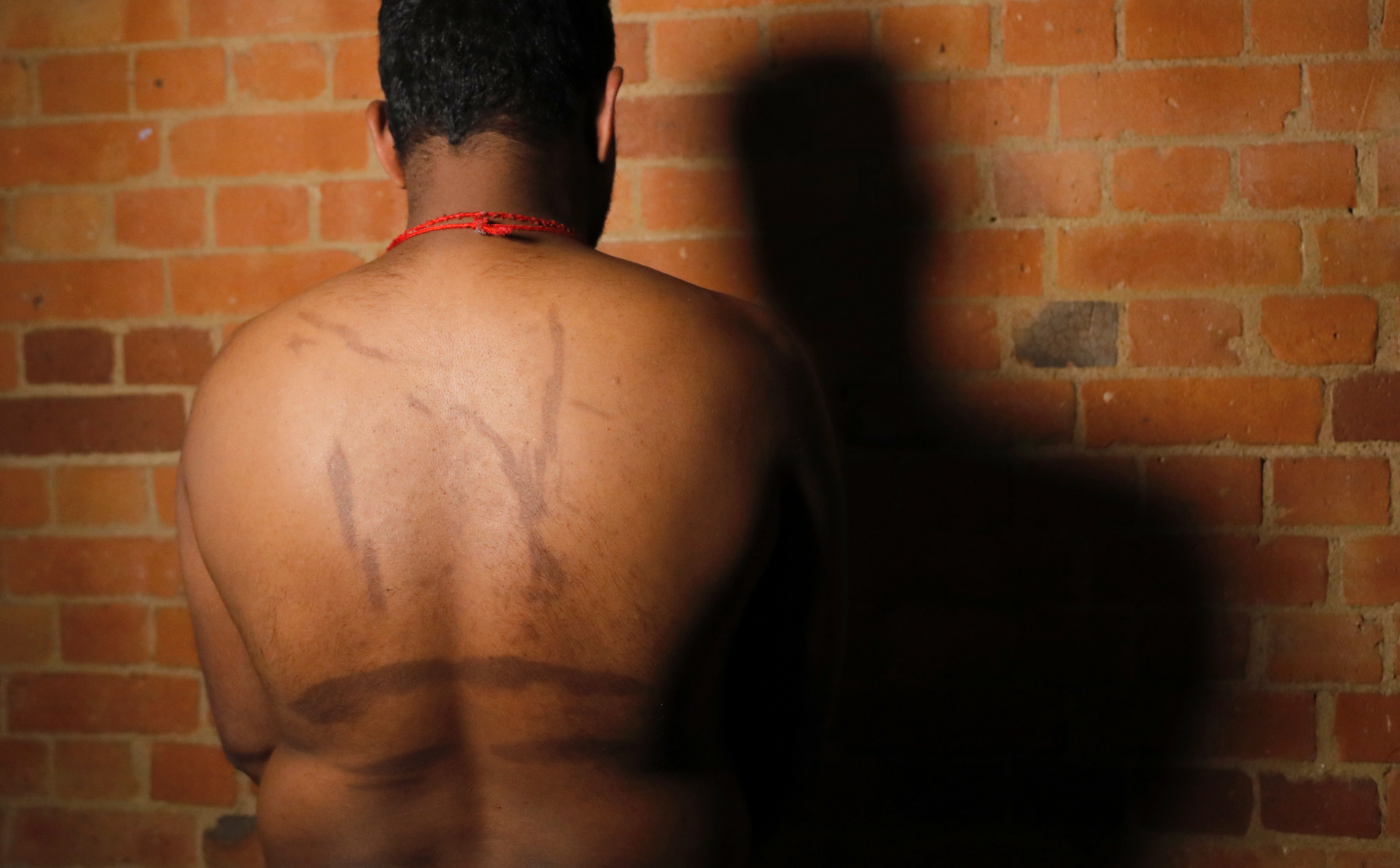 Laki-laki melaporkan pemerkosaan dan penyiksaan di bawah pemerintahan Sri Lanka