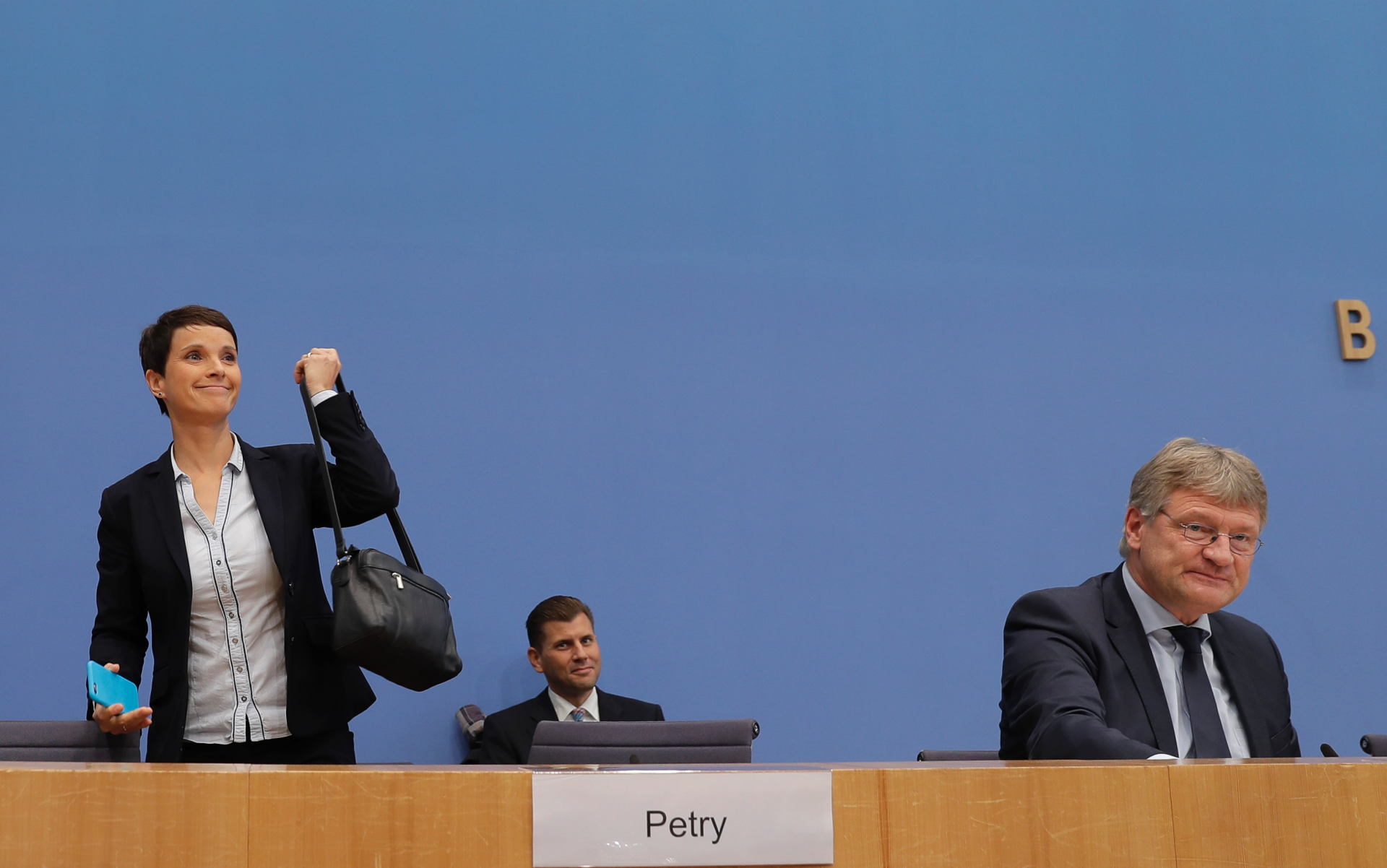 Kaum nasionalis Jerman berusaha menghilangkan ketakutan; retak di bagian atas jari kaki