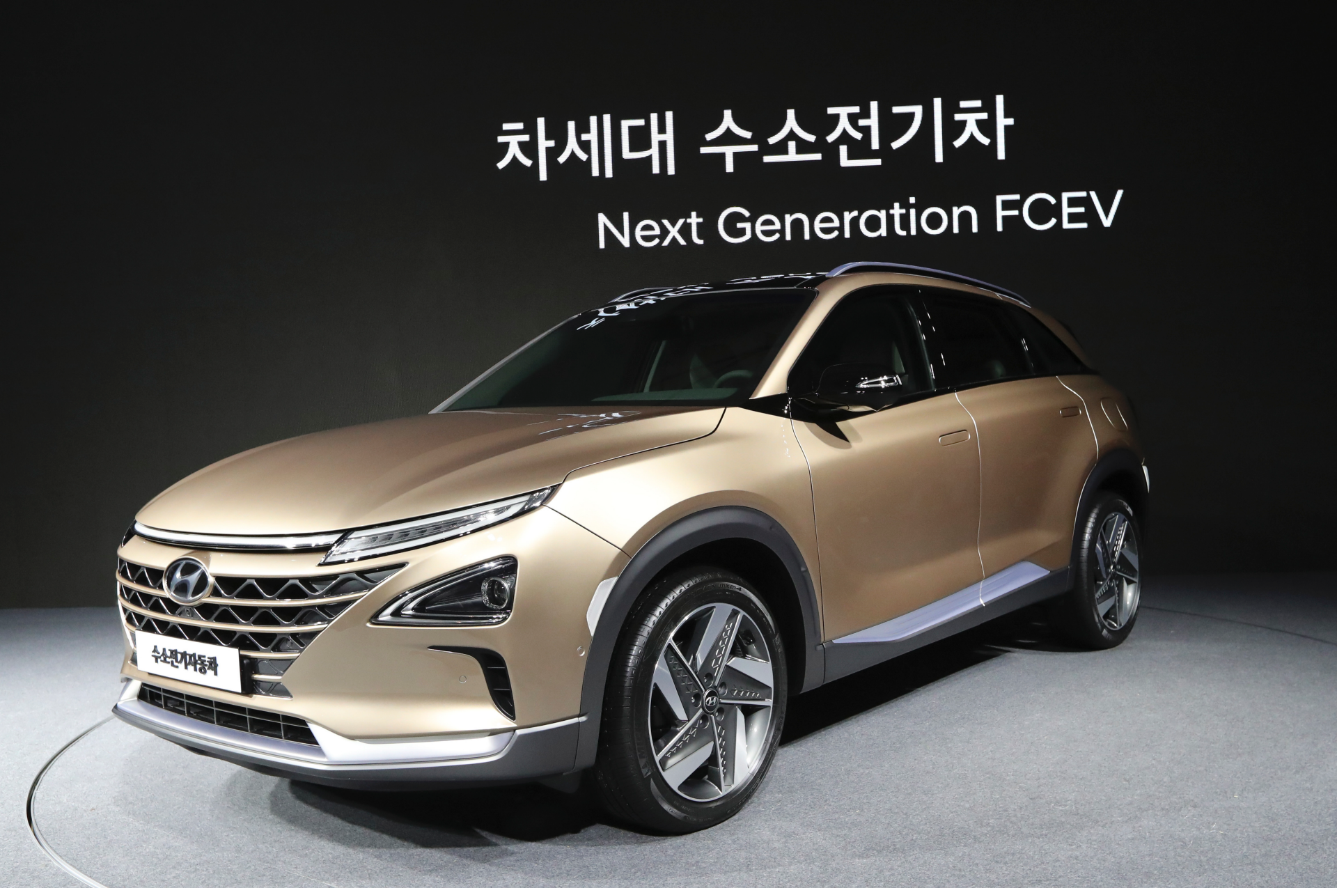 Hyundai unveils new fuel cell SUV with longer travel range