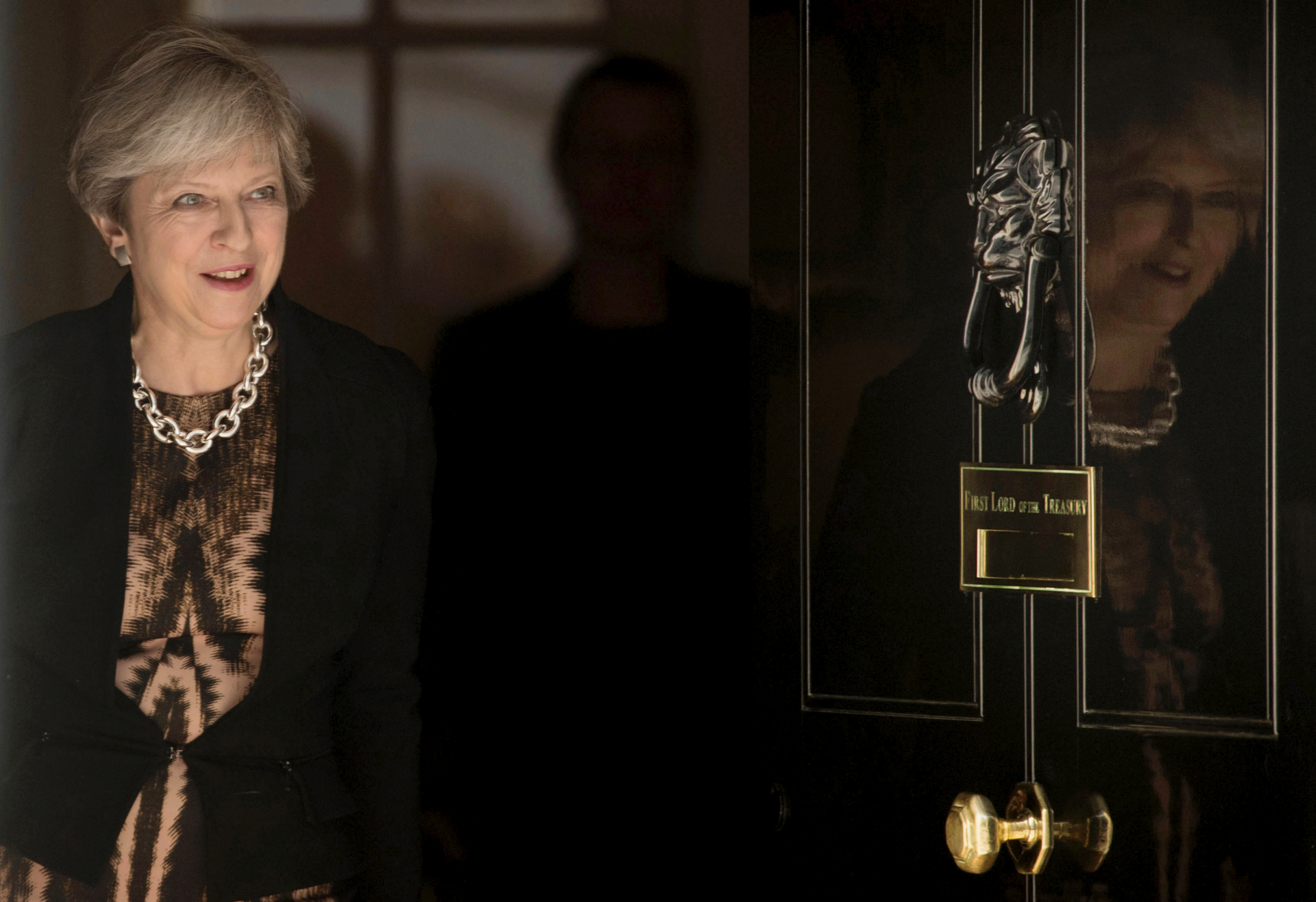 Partai May yang sedang berjuang di Inggris mendesak lawan-lawannya untuk mendukung pemerintah