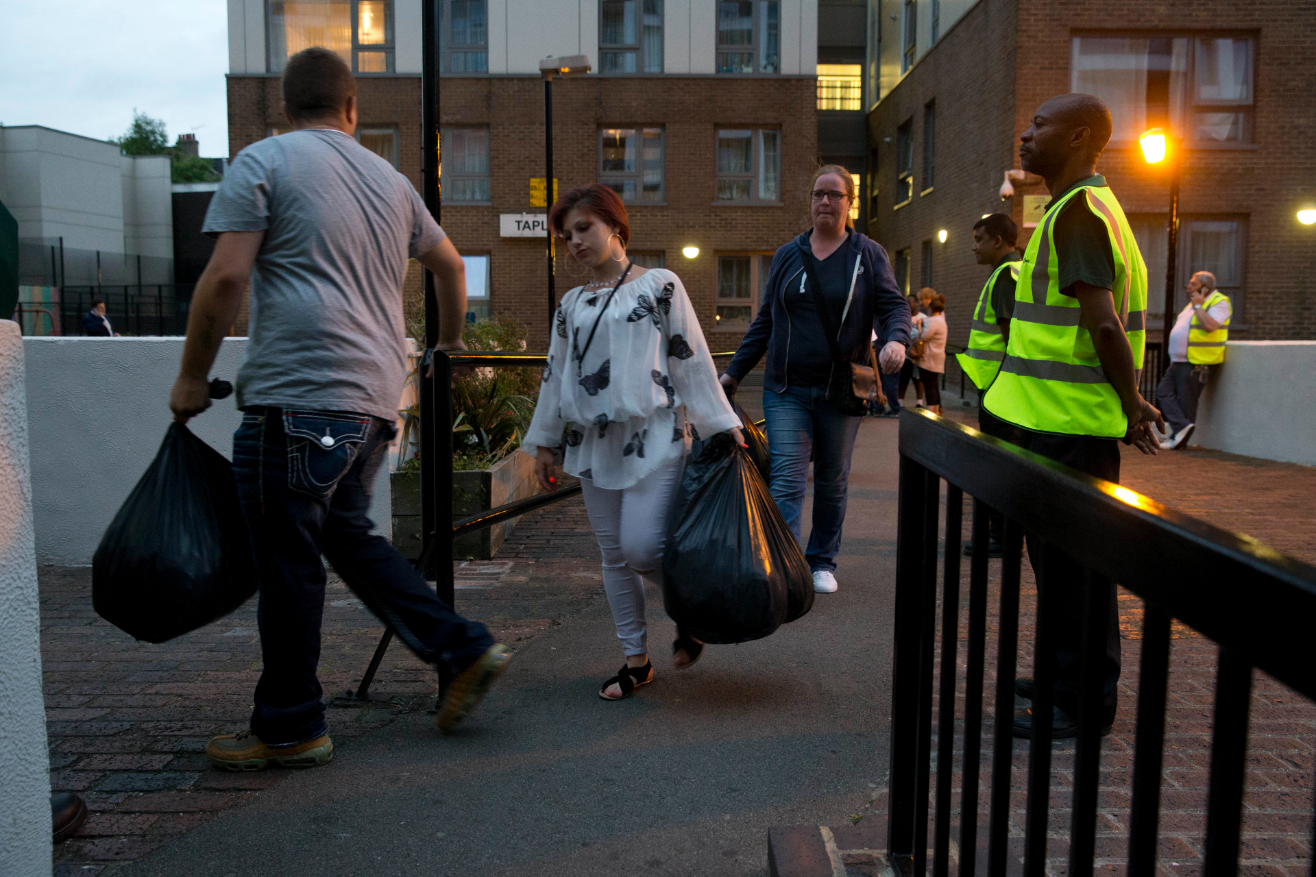 Dewan London mengevakuasi penduduk di tengah kekhawatiran keselamatan kebakaran