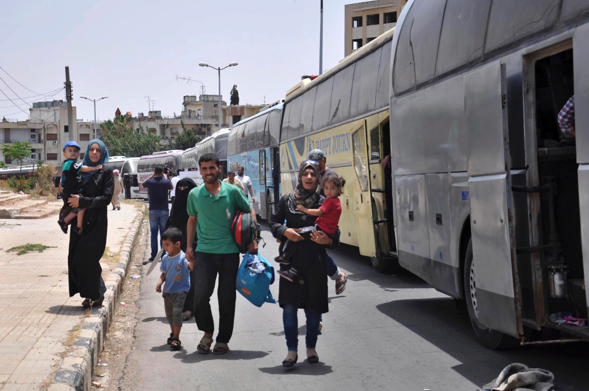 Warga Suriah yang lelah berbondong-bondong pulang ke daerah-daerah yang dikuasai pemerintah