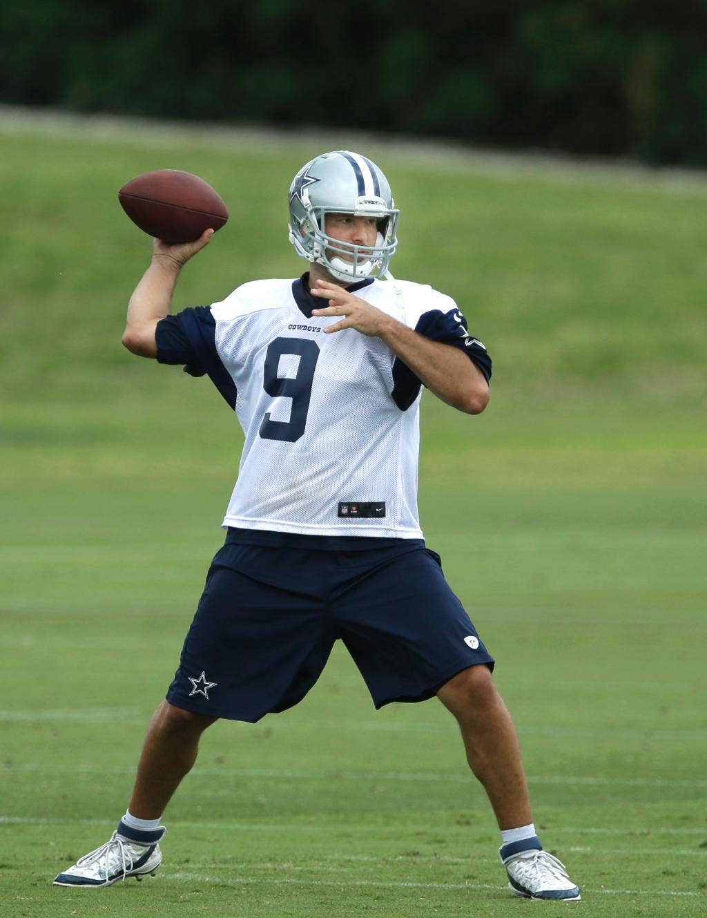 NFL 2014: Romo Cowboys tampak siap, tugas besar bagi pemain berusia 34 tahun yang menjalani operasi punggung