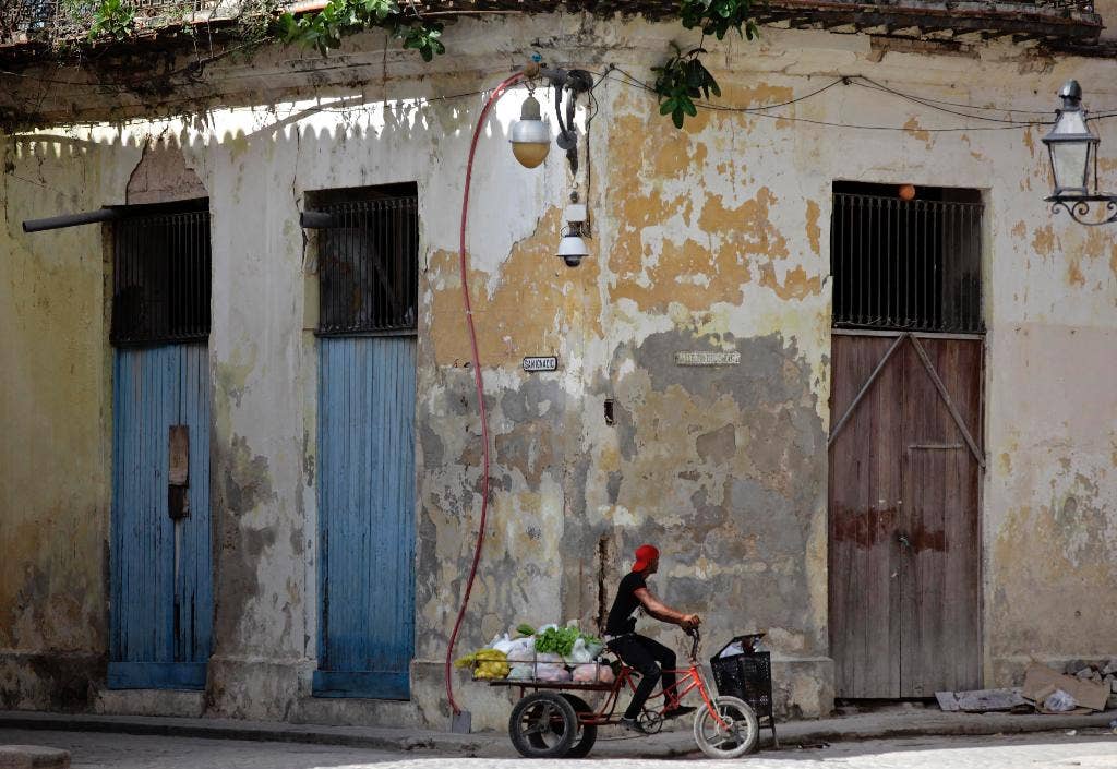 Lingkungan: Irama kehidupan sehari-hari berbaur dengan tempat-tempat wisata di Old Havana Kuba